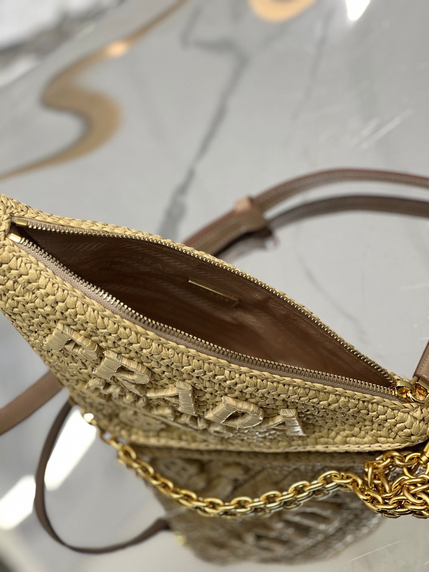 SAC TRIANGLE 26 EN RAPHIA TRESSÉ BEIGE CHAÎNE DORÉ