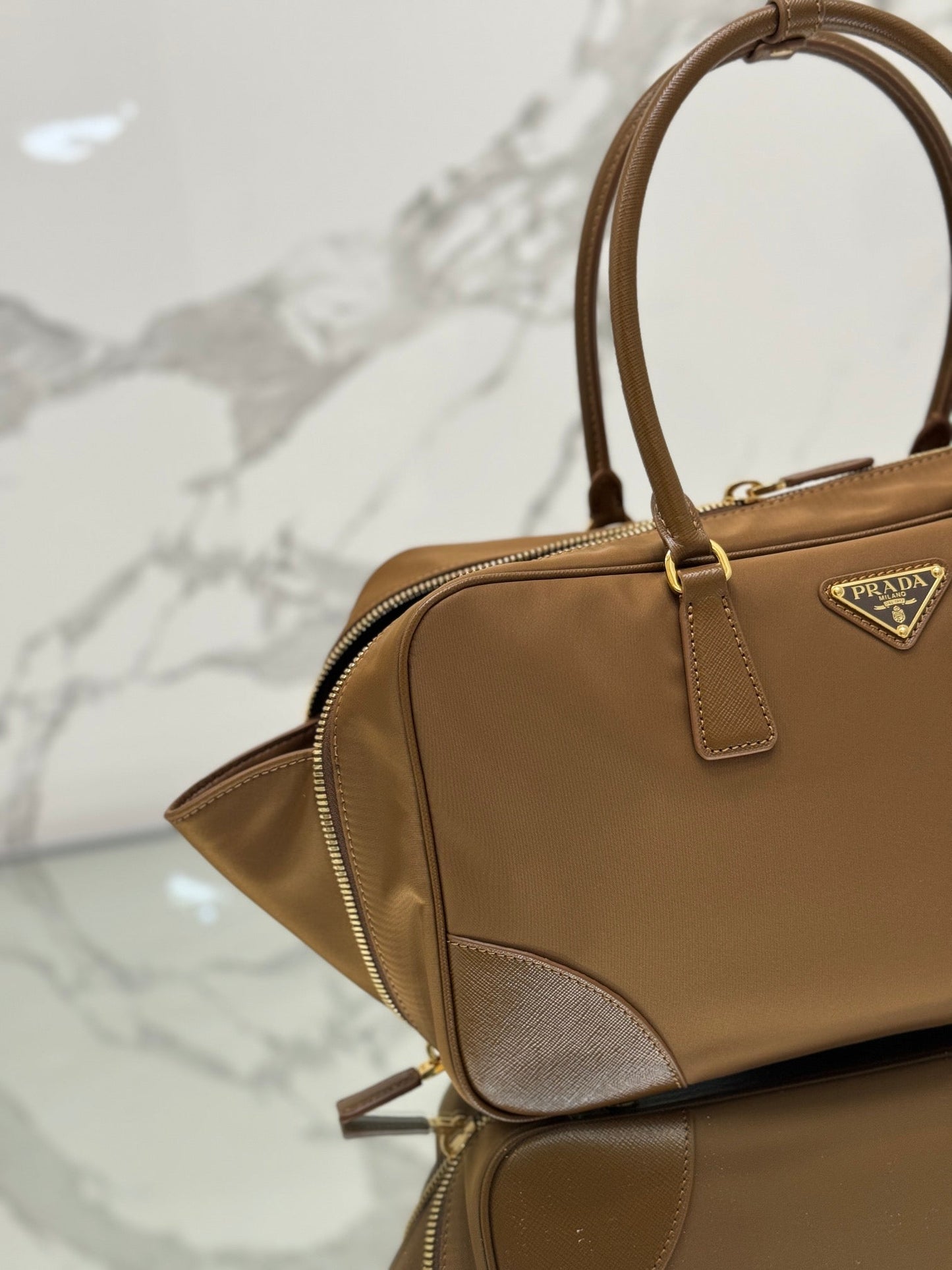 BOLSO GRANDE DE ASA SUPERIOR DE 35 EN NYLON DE MADERA DE CEREZO Y ADORNO DE PIEL DE BECERRO