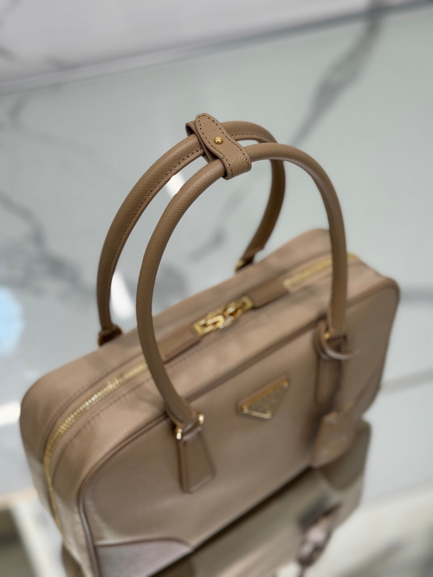 BOLSO MEDIANO DE ASA SUPERIOR DE 30 CM EN NYLON CON MUSGO SECO Y RIBETE DE PIEL DE BECERRO