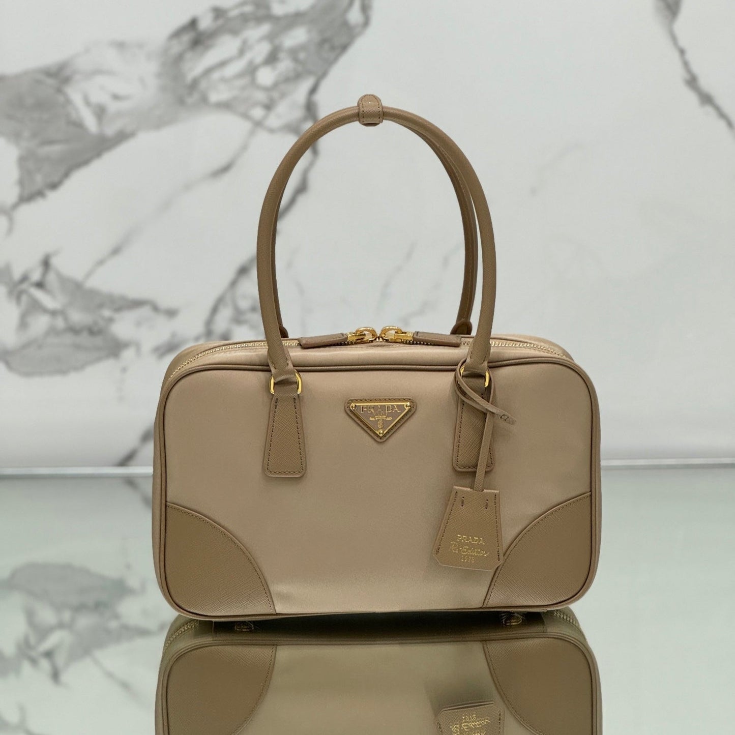 BOLSO MEDIANO DE ASA SUPERIOR DE 30 CM EN NYLON CON MUSGO SECO Y RIBETE DE PIEL DE BECERRO
