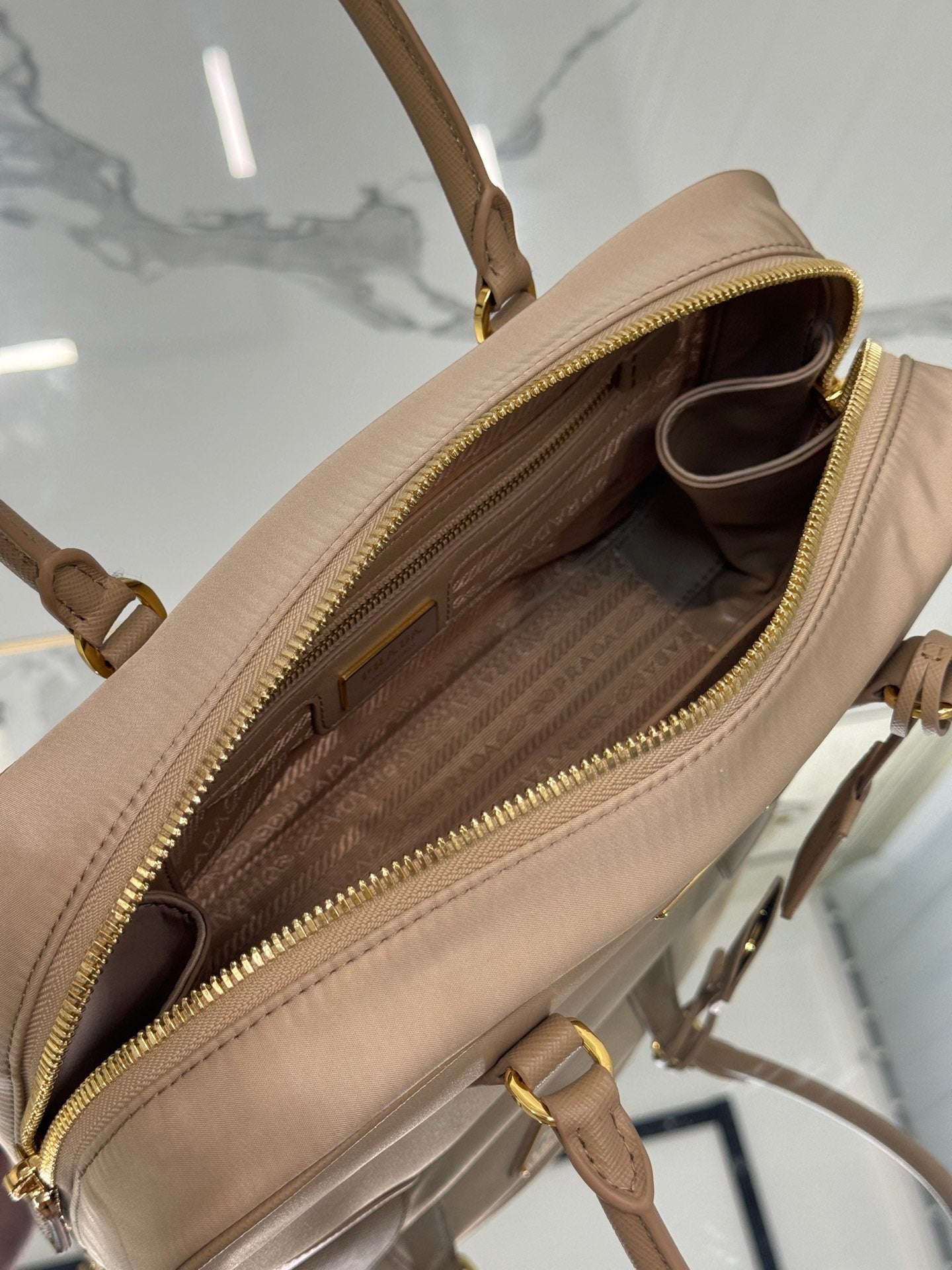 BOLSO MEDIANO DE ASA SUPERIOR DE 30 CM EN NYLON CON MUSGO SECO Y RIBETE DE PIEL DE BECERRO