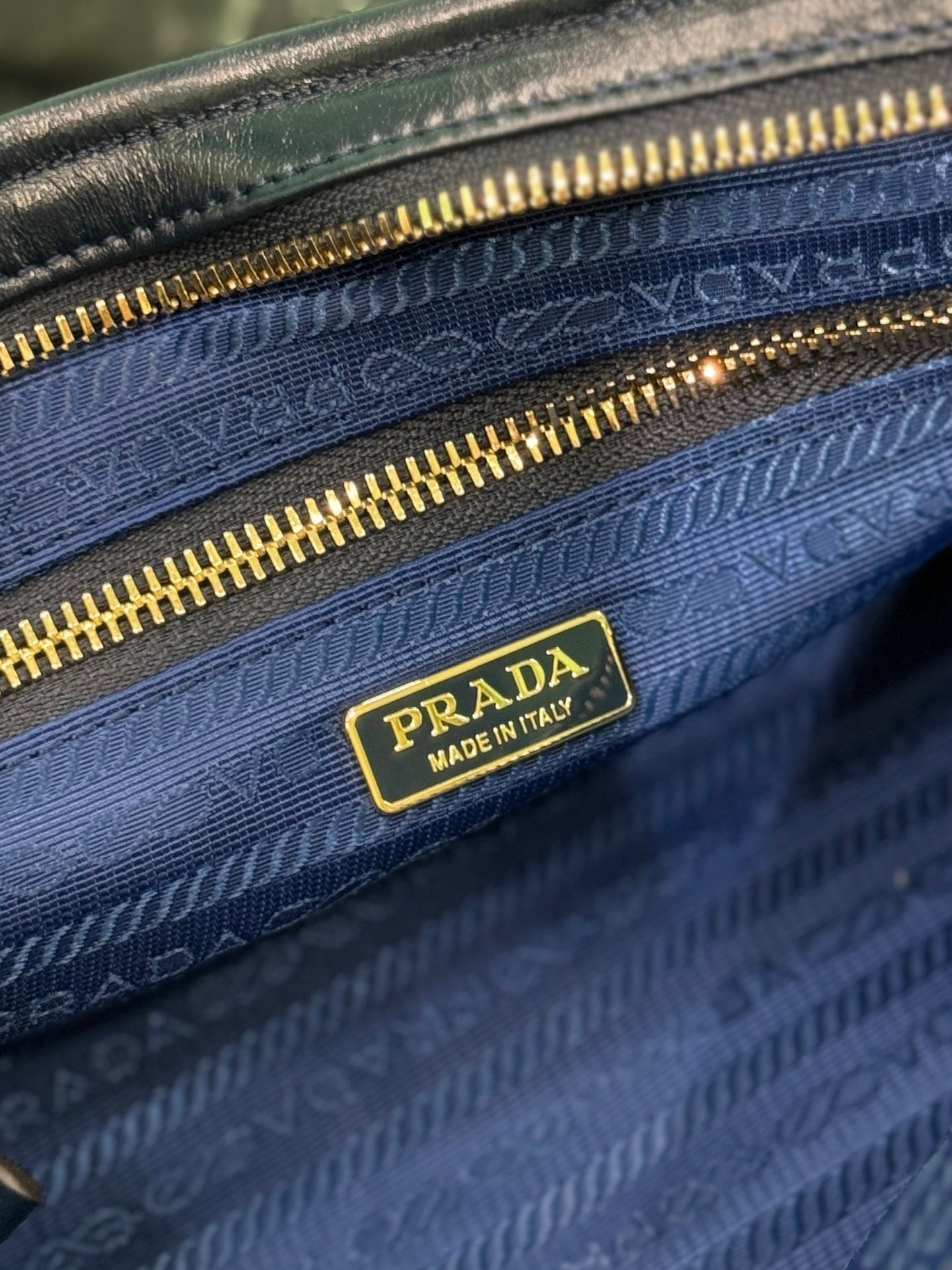 BOLSO DE MANO 32 EN PIEL DE CORDERO SUAVE NEGRA
