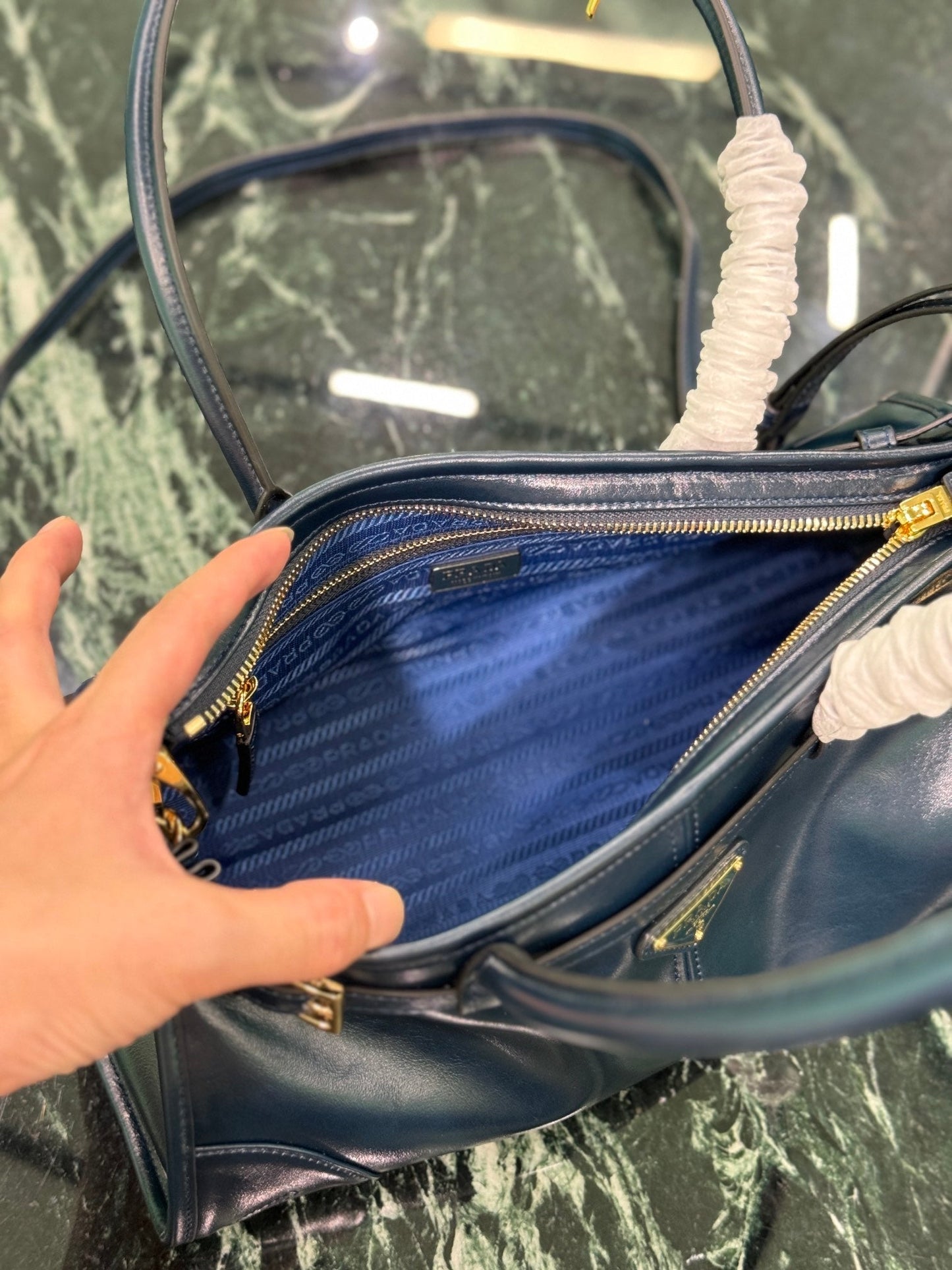 BOLSO DE MANO 32 EN PIEL DE CORDERO SUAVE NEGRA