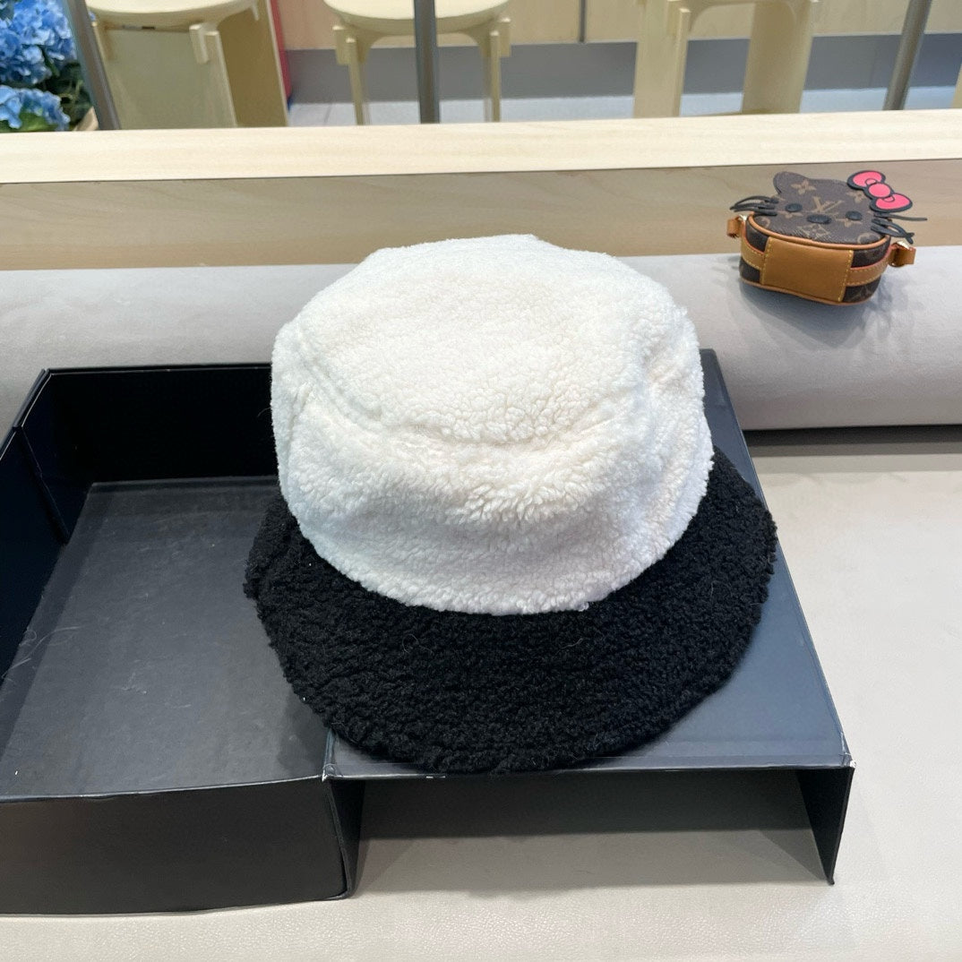 SOMBRERO DE PESCA EN MEZCLA NEGRA Y LANA DE CORDERO BLANCA 431621