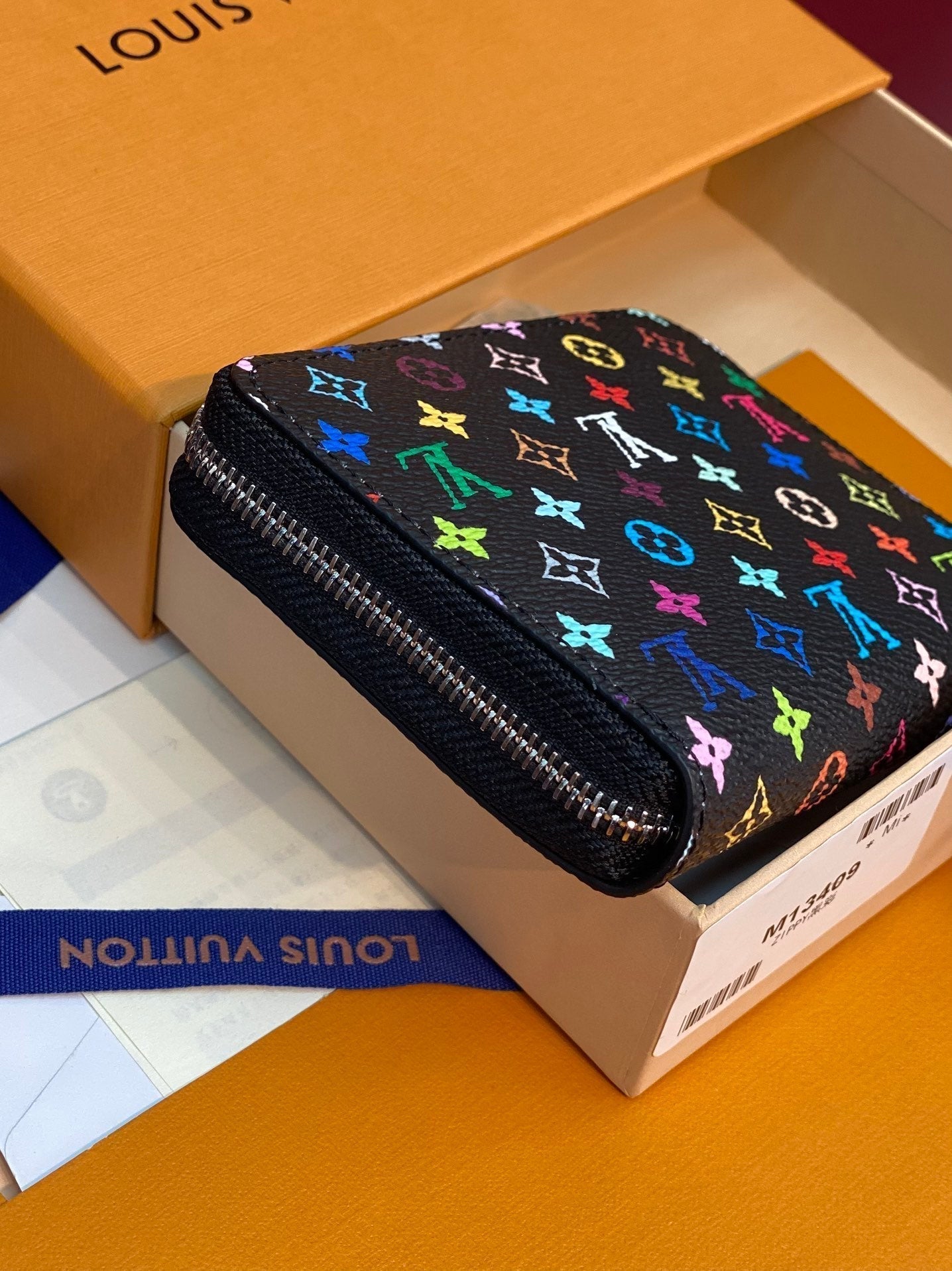 Monedero Zippy LV x TM de lona negra con monograma multicolor