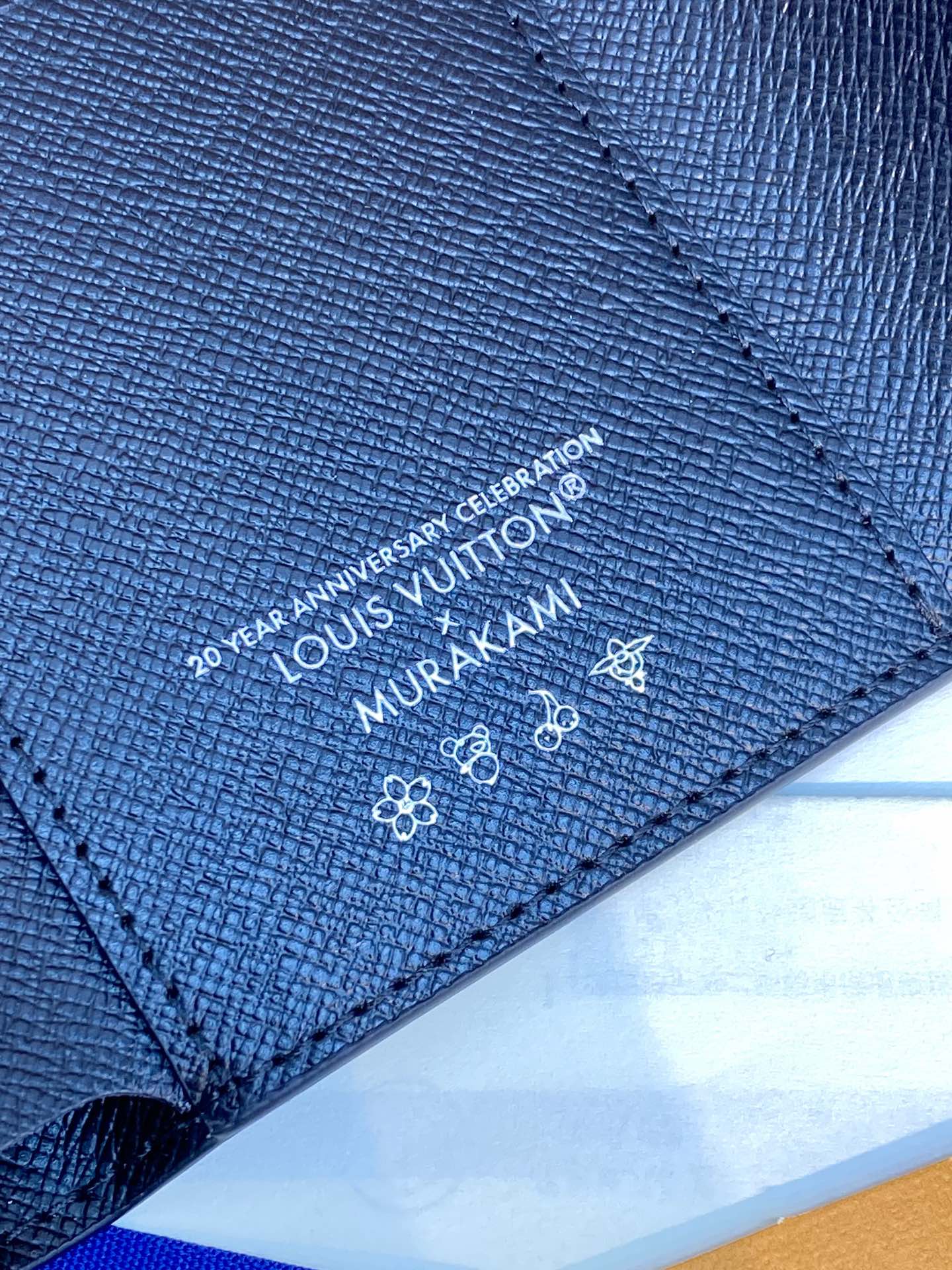 Cartera Victorine LV x TM de lona negra con monograma multicolor