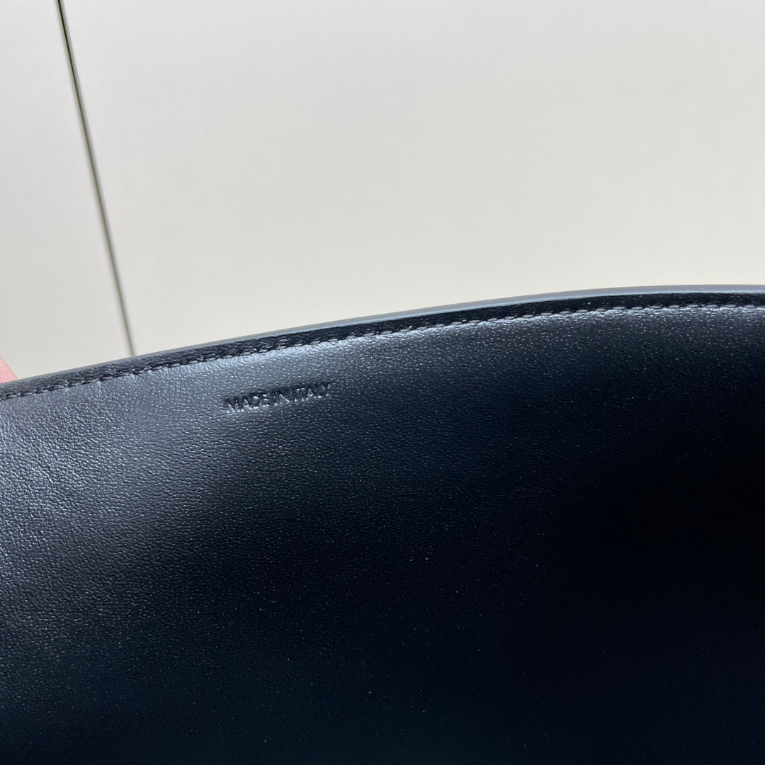 SAC LOUISE MOYEN 28 EN CUIR DE VEAU LISSE NOIR