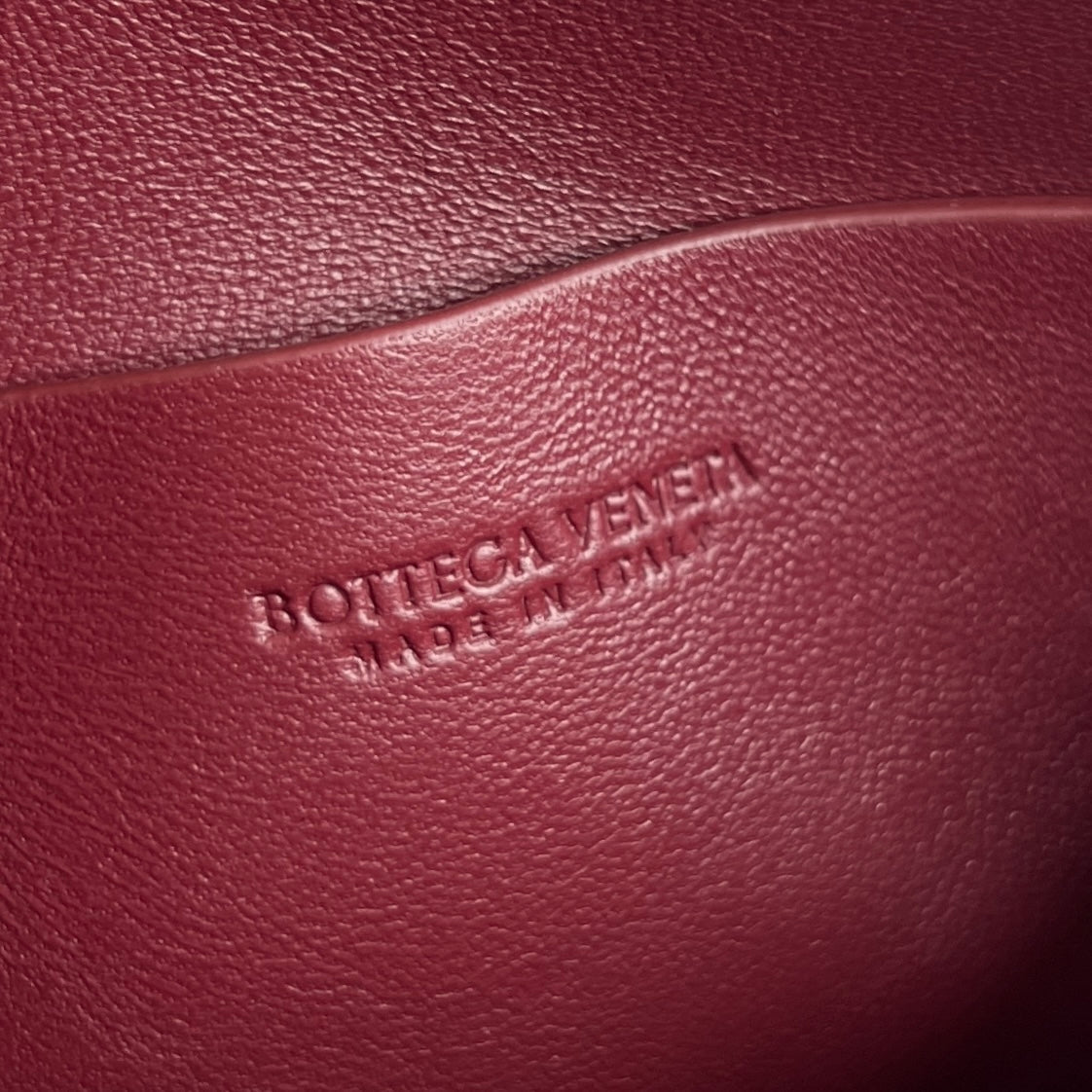 Bolsa de concierto BV de 18,5 cm de piel de cordero color rojo oscuro