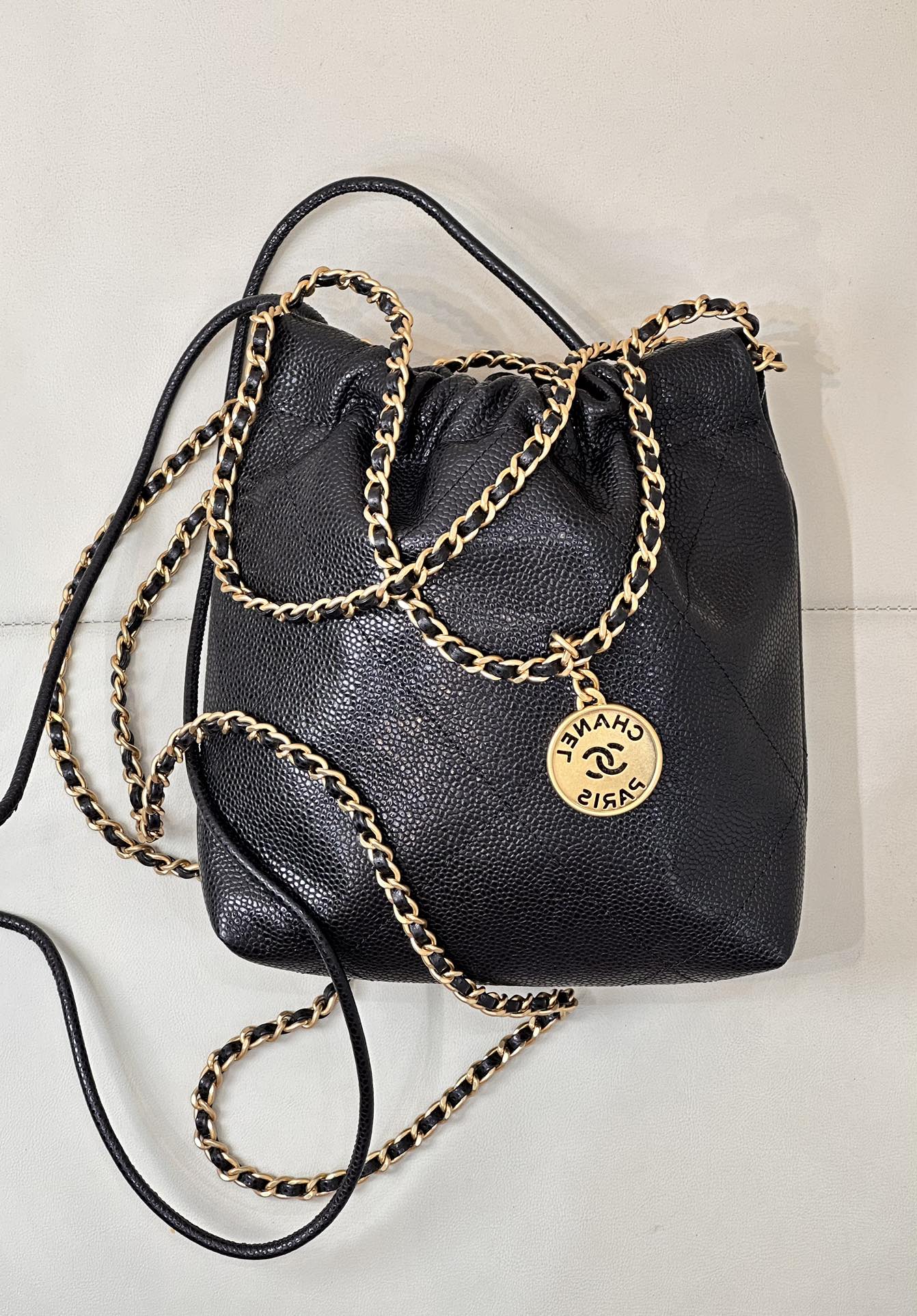 Bolso Hobo CC 22 de 19 cm, piel de becerro granulada negra, herrajes dorados