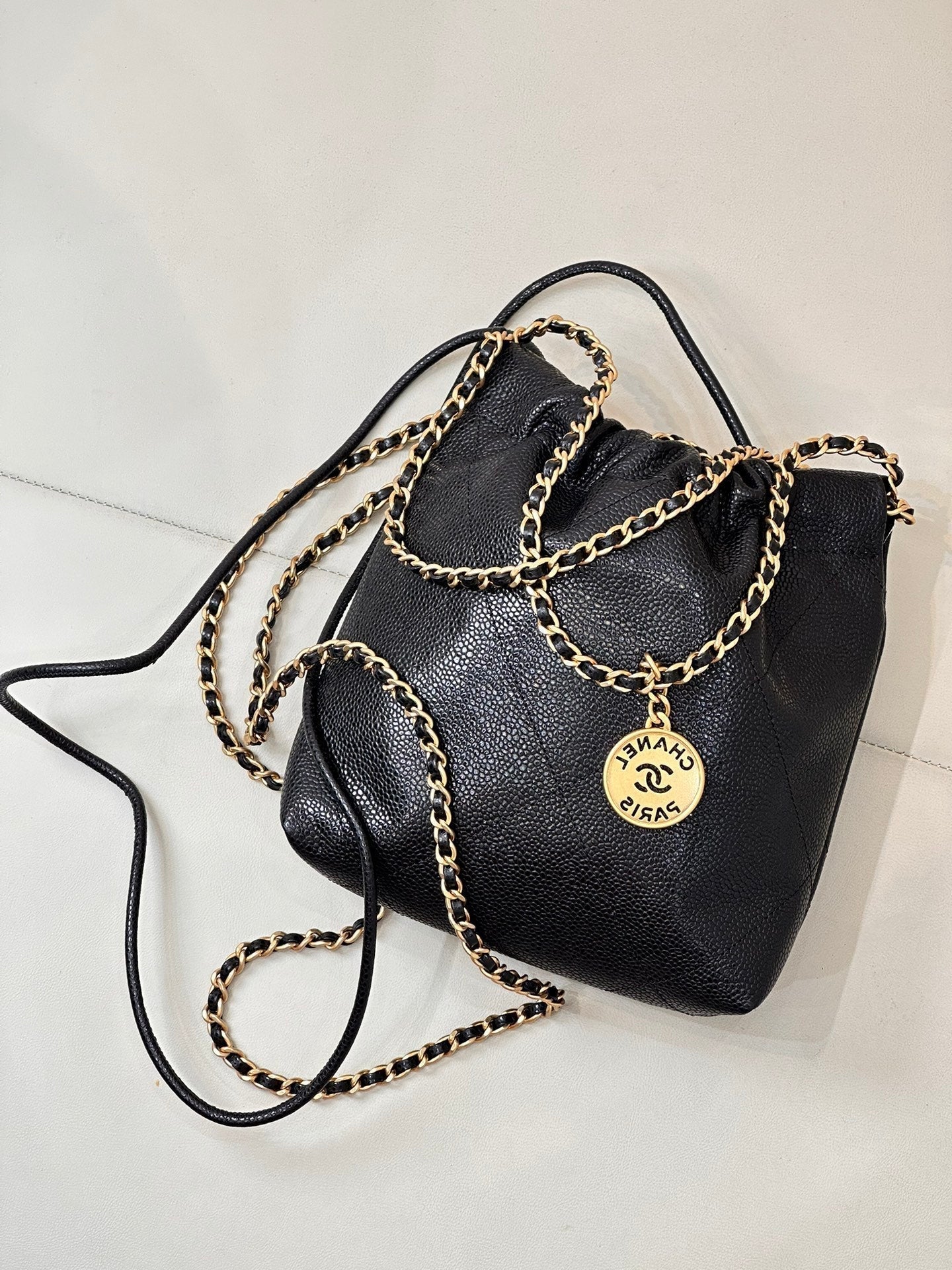 Bolso Hobo CC 22 de 19 cm, piel de becerro granulada negra, herrajes dorados