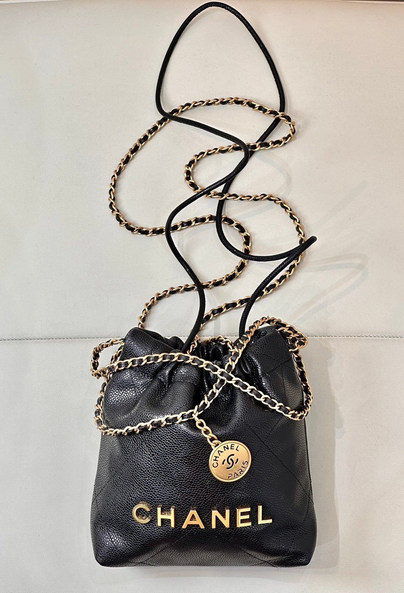 Bolso Hobo CC 22 de 19 cm, piel de becerro granulada negra, herrajes dorados