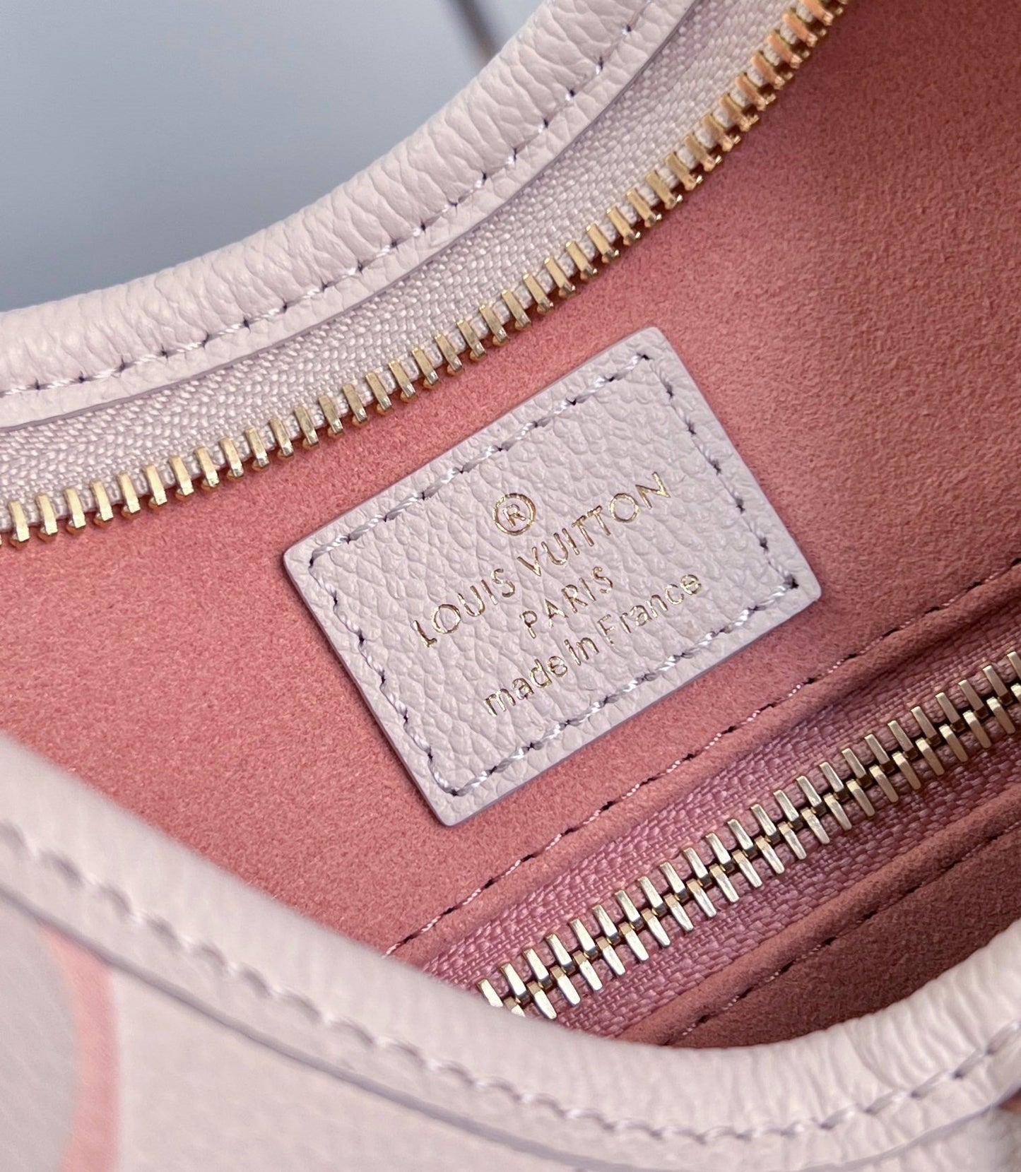 BOLSO DE MANO PM 29 PIEL DE VACA GRANULADA CON MONOGRAMA ROSA CLARO