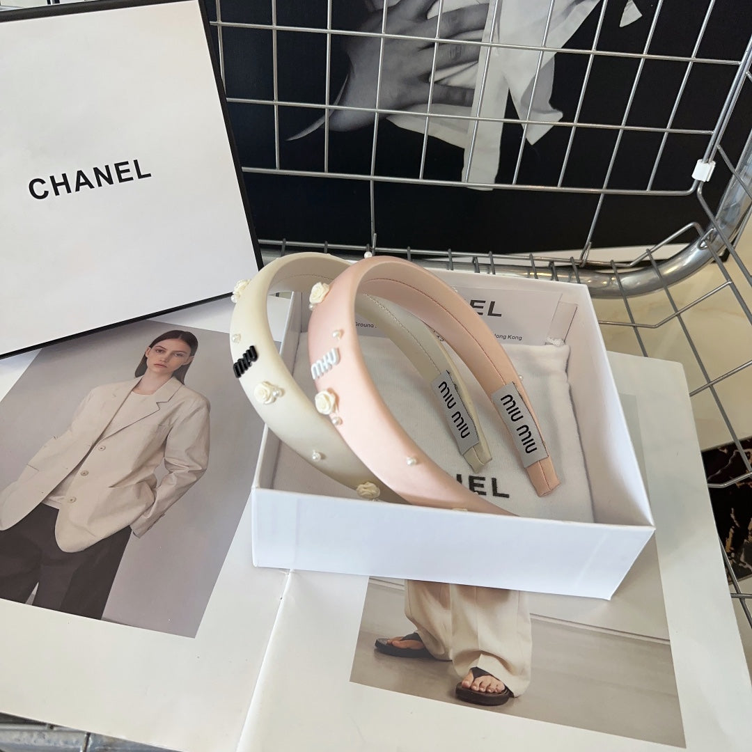 DIADEMA ADORNADA CON FLOR Y PERLA EN SEDA BLANCO MARFIL 194316