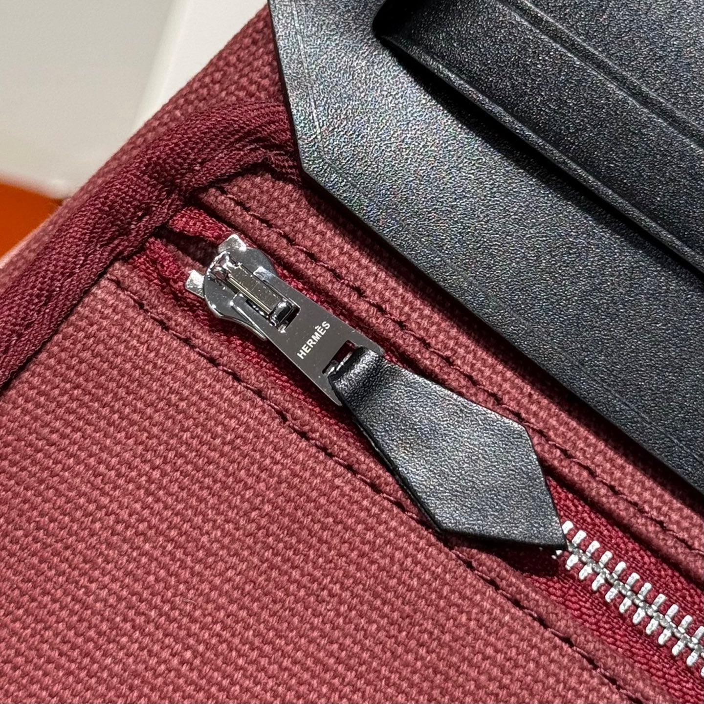 Mini sac Herbag HM, boucle argentée, 20 cm, toile bordeaux et cuir de vache Hunter 243370