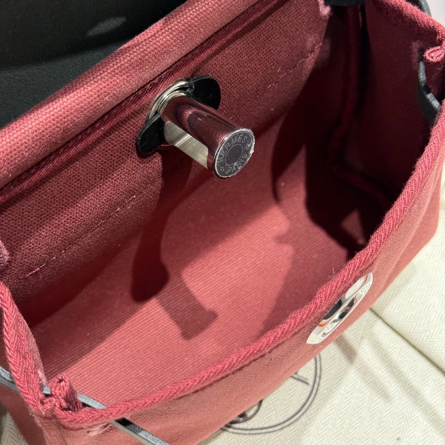 Bolso HM Mini Herbag con hebilla plateada de 20 cm, lona burdeos y piel de vacuno Hunter 243370