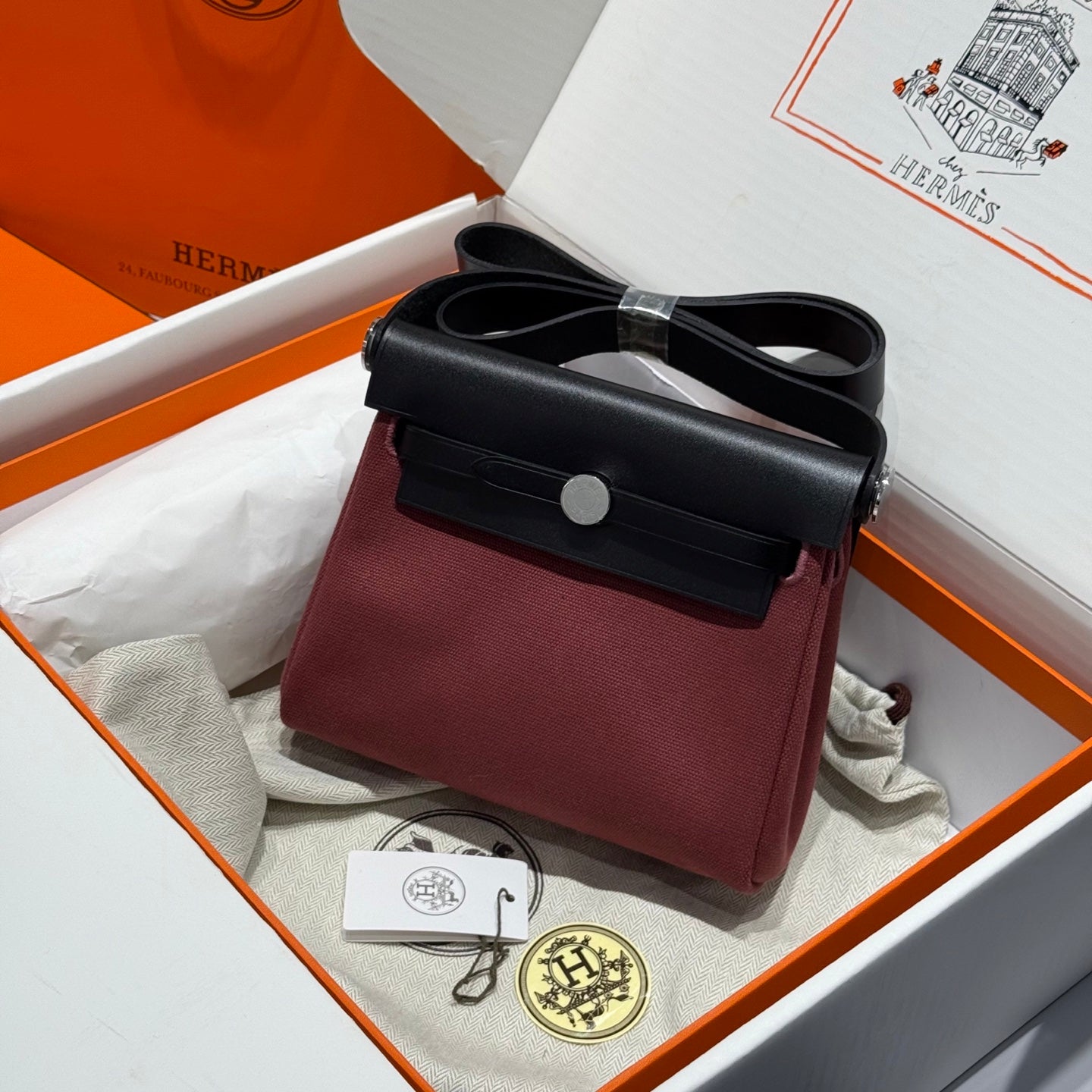 Bolso HM Mini Herbag con hebilla plateada de 20 cm, lona burdeos y piel de vacuno Hunter 243370