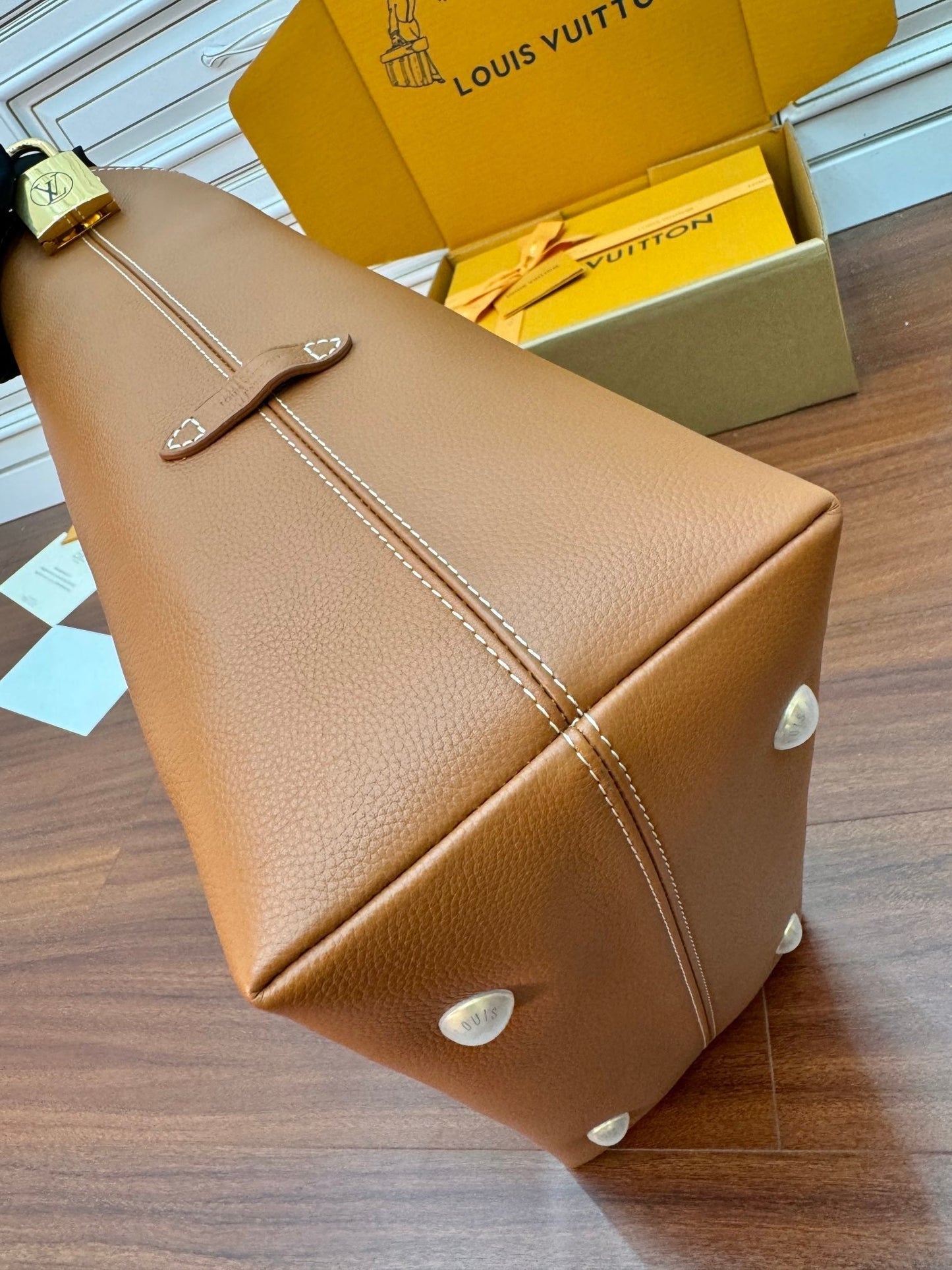 BOLSO HOBO DISTINTIVO MM 31 CM PIEL DE BECERRO MARRÓN