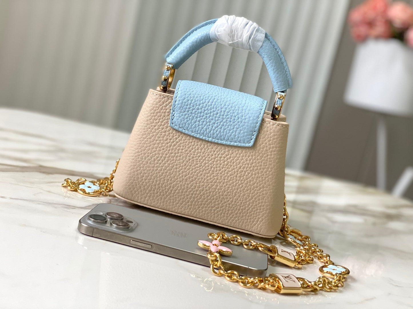 Capucines Nano 16 beige azul nube piel taurrilon herrajes dorados