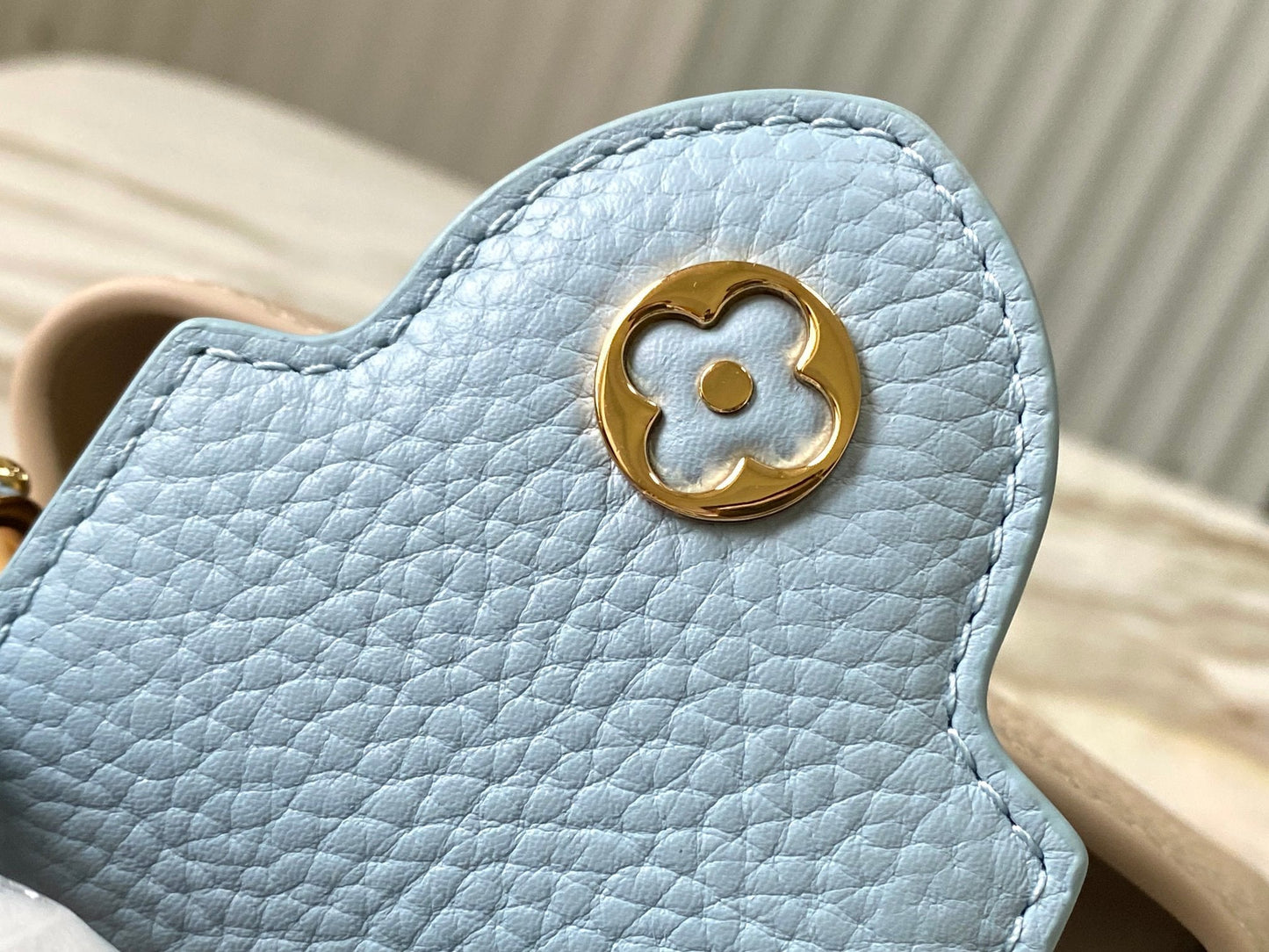 Capucines Nano 16 beige azul nube piel taurrilon herrajes dorados