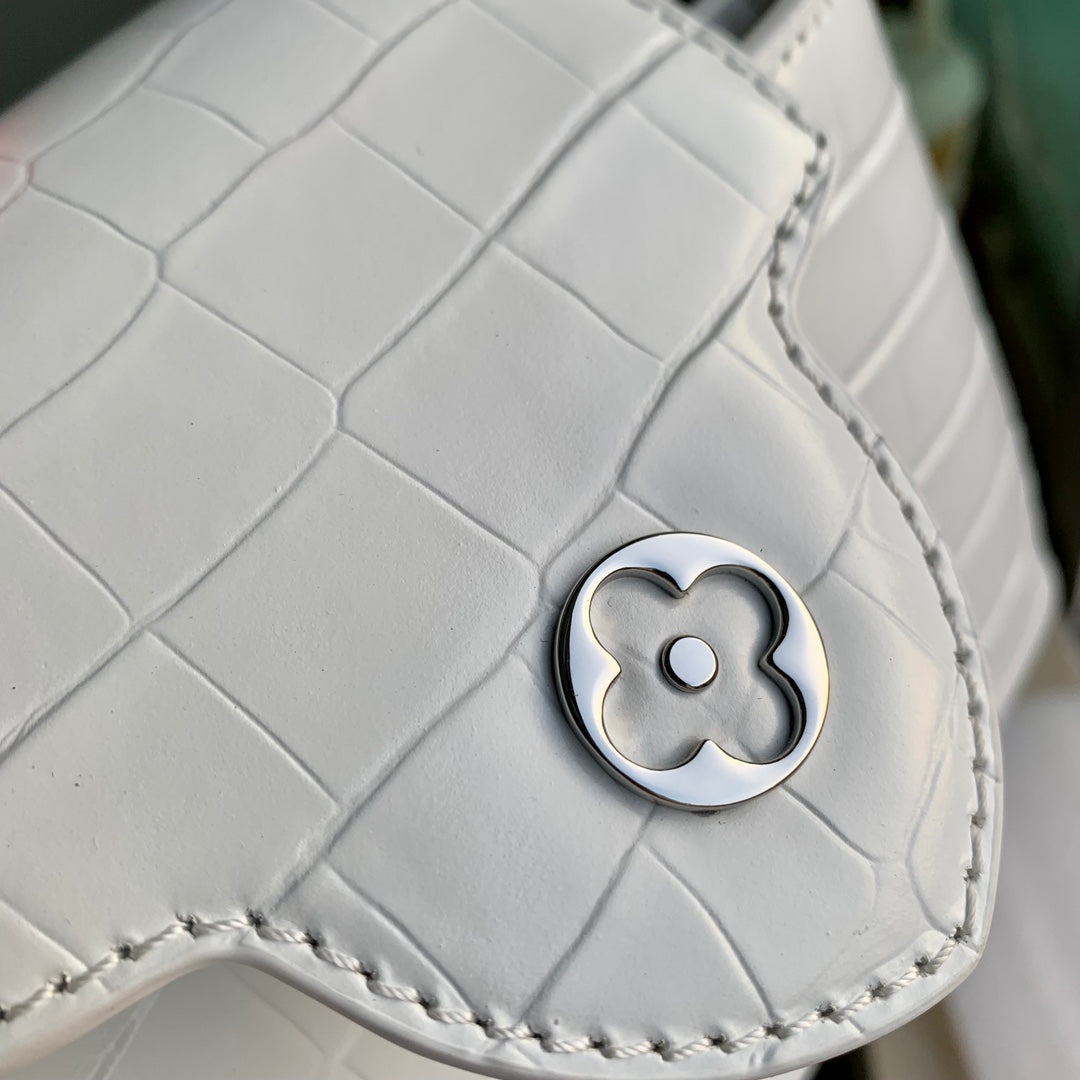 CAPUCINES MINI 21 PIEL DE BECERRO BLANCA CON GRABADO DE COCODRILO Y HERRAJES PLATEADOS