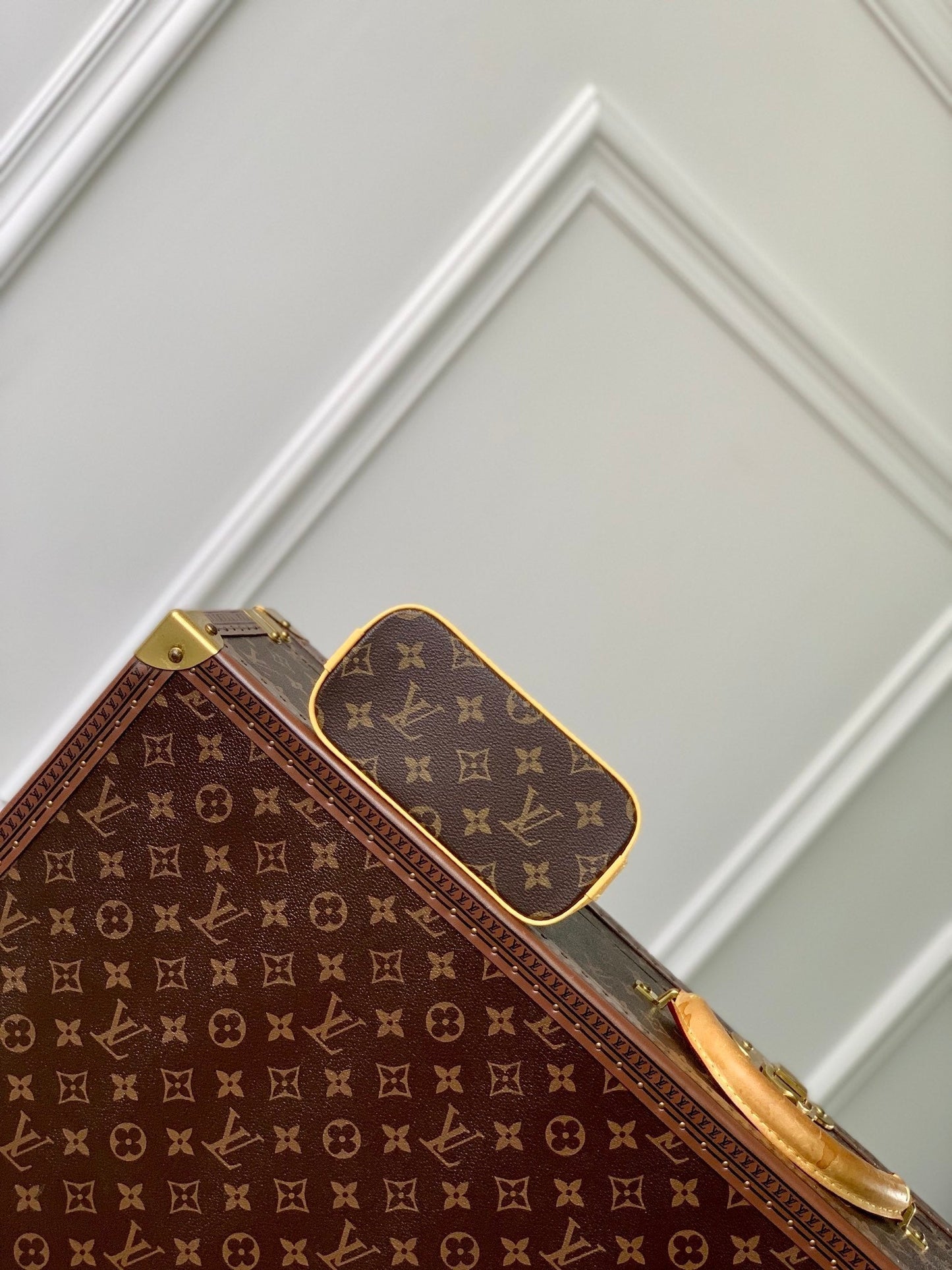 Alma Nano 18 Monogram Canvas, piel de becerro amarilla
