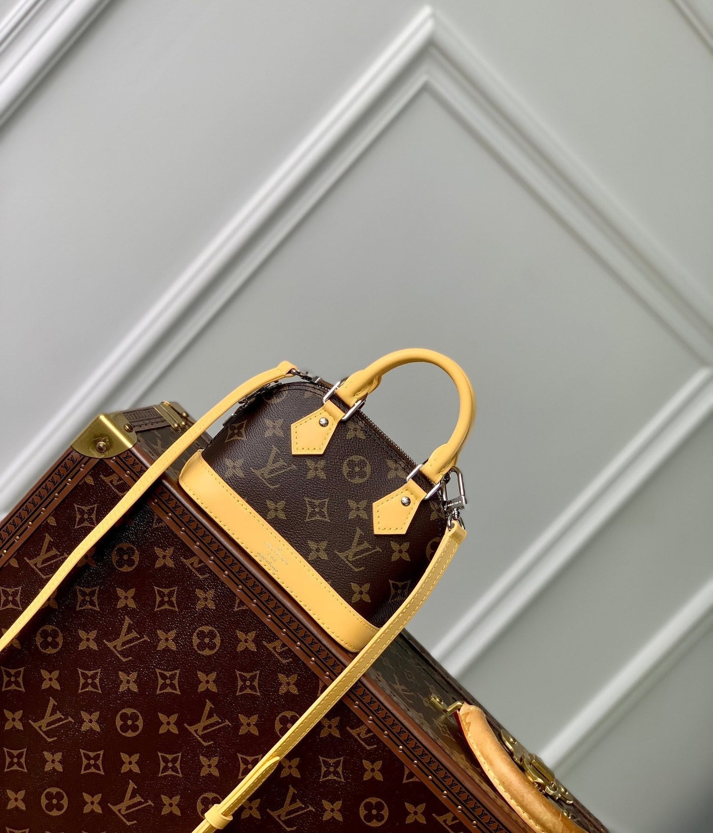 Alma Nano 18 Monogram Canvas, piel de becerro amarilla