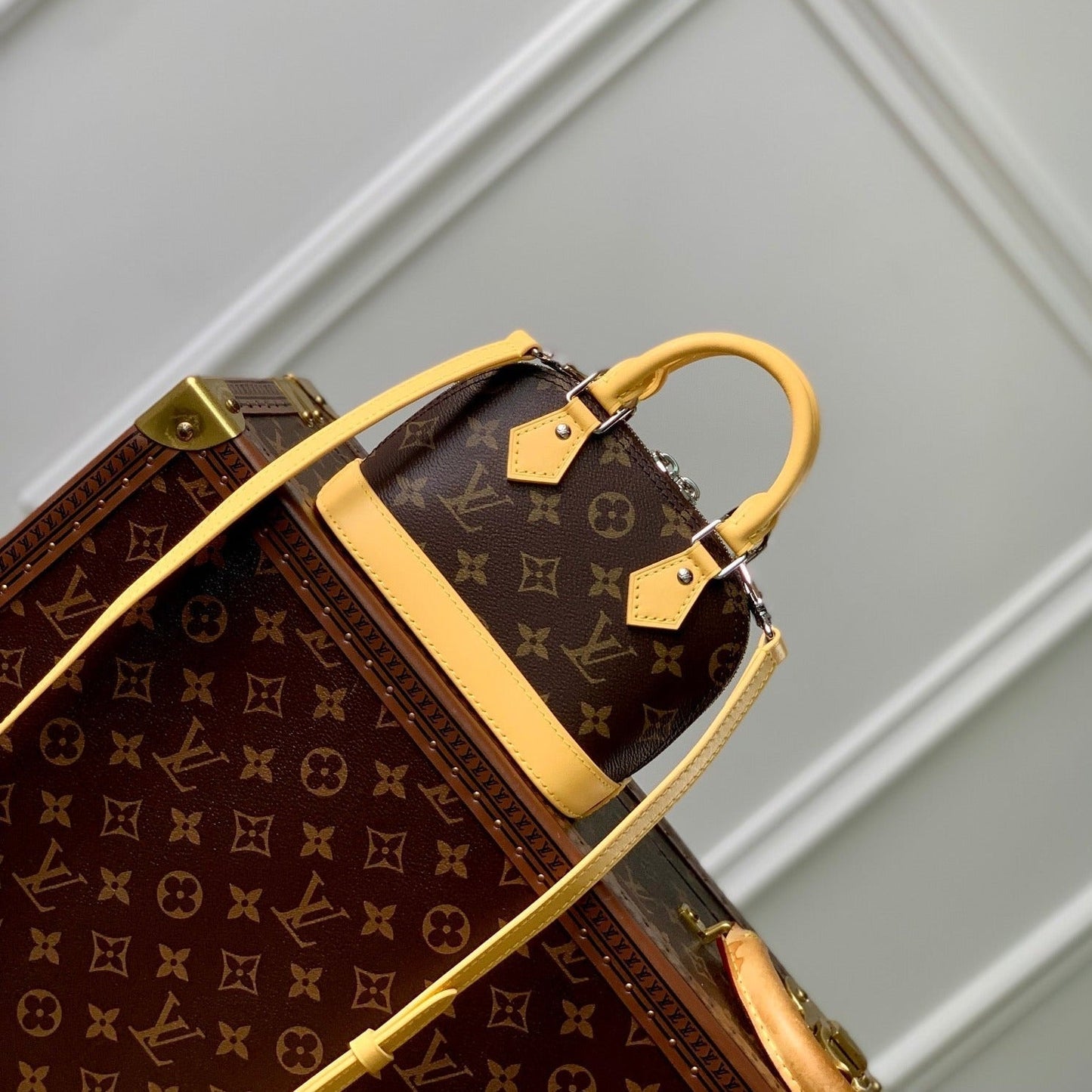 Alma Nano 18 Monogram Canvas, piel de becerro amarilla