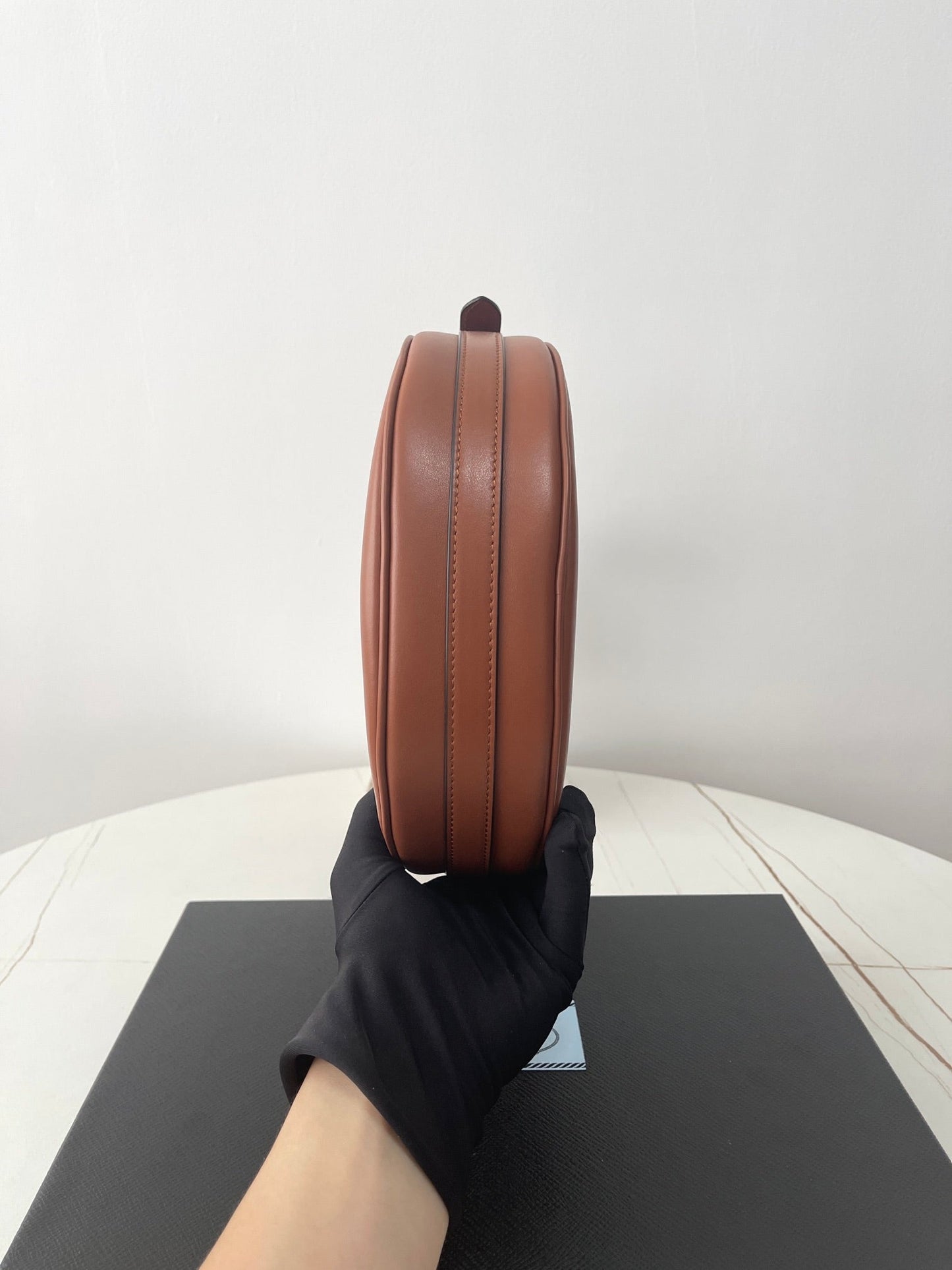 SAC À BANDOULIÈRE PRA ARQU¨¦ 22 EN CUIR MARRON COGNAC