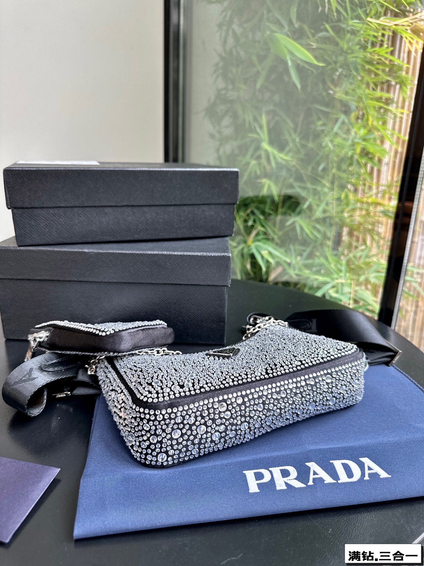 MINI-SAC PRA 22 EN SATIN AVEC STRASS ENTIÈREMENT