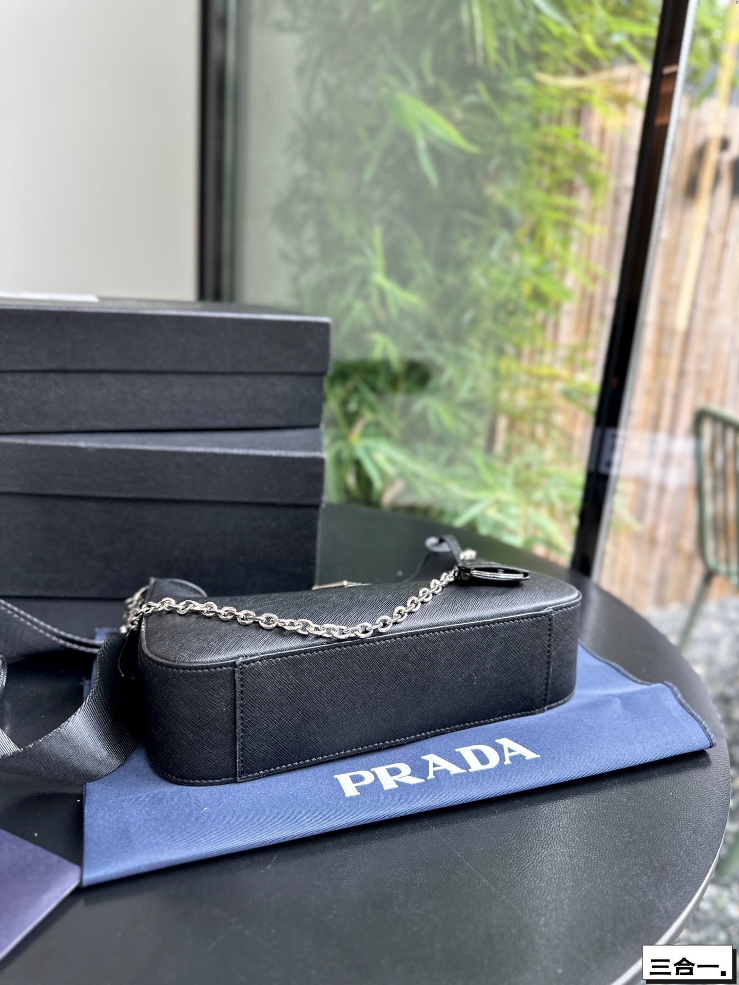 SAC PRA 22 EN SATIN NOIR AVEC QUINCAILLERIE ARGENTÉE ET STRASS