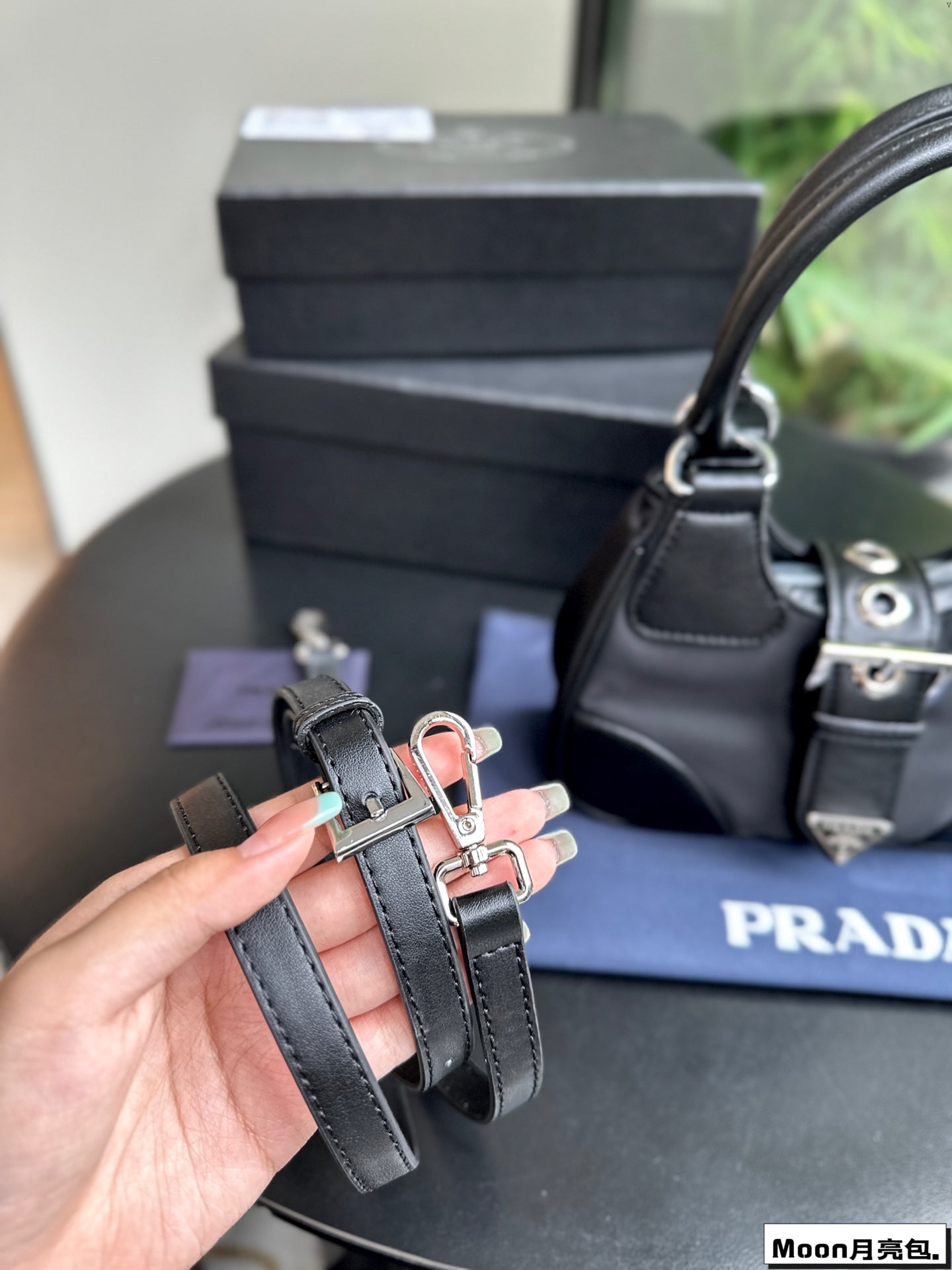 SAC REMBOURRÉ PRA 22 MOON EN CUIR DE VEAU NOIR AVEC BANDOULIÈRE