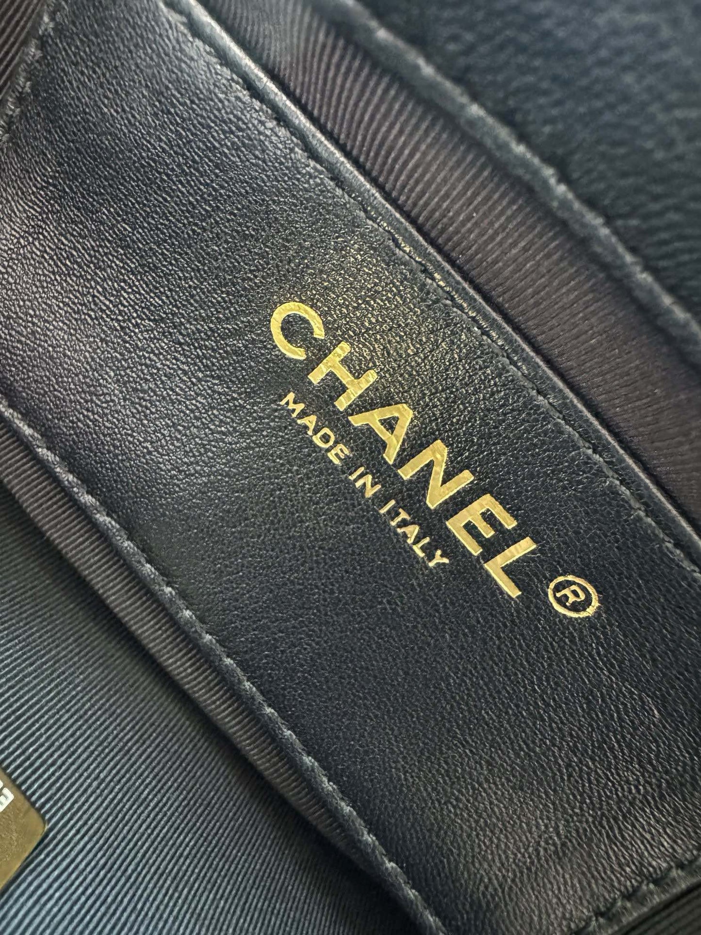 Sac baguette 24c cc en cuir d'agneau noir et accessoires dorés