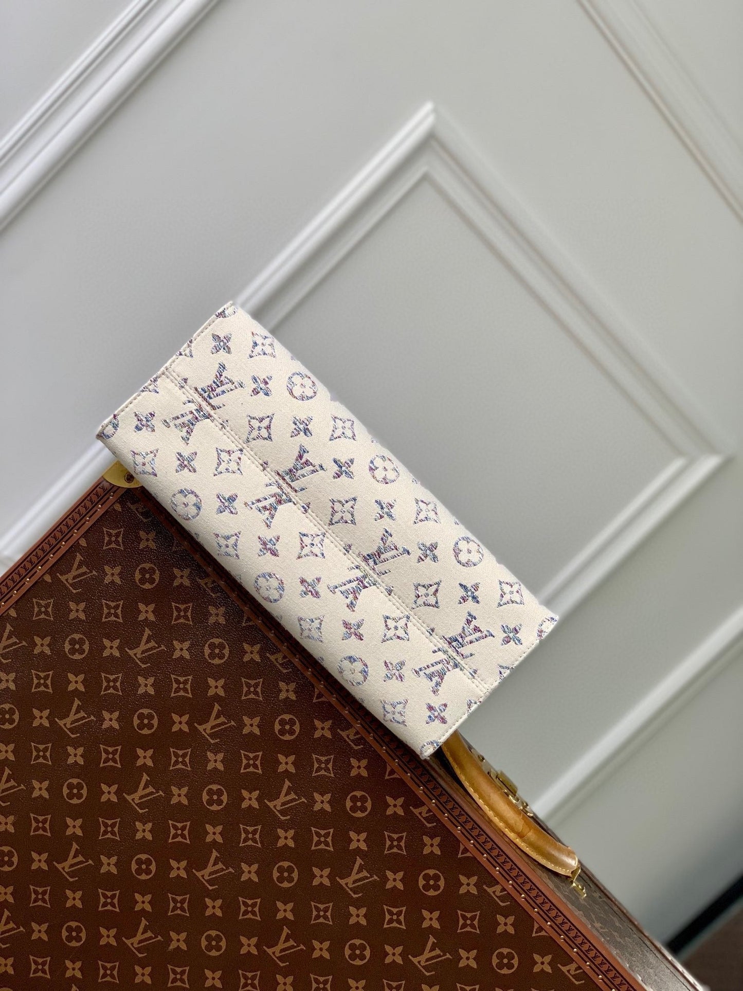 Lv OntheGo MM Beige Leather White Monogram jacquard fabric