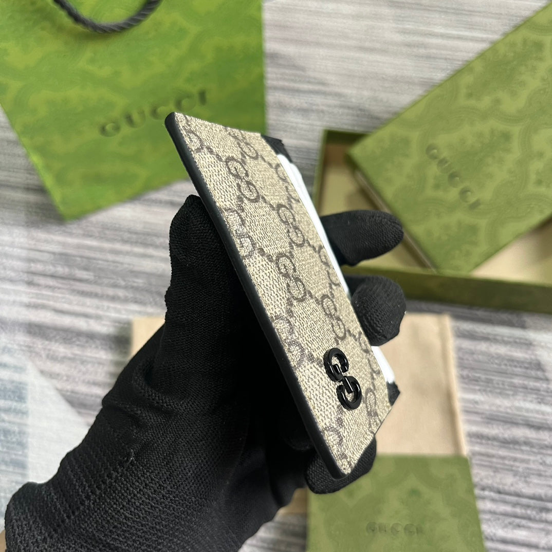 TARJETERO GG 11 CON DETALLE GG EN PIEL DE BECERRO MARRÓN BEIGE
