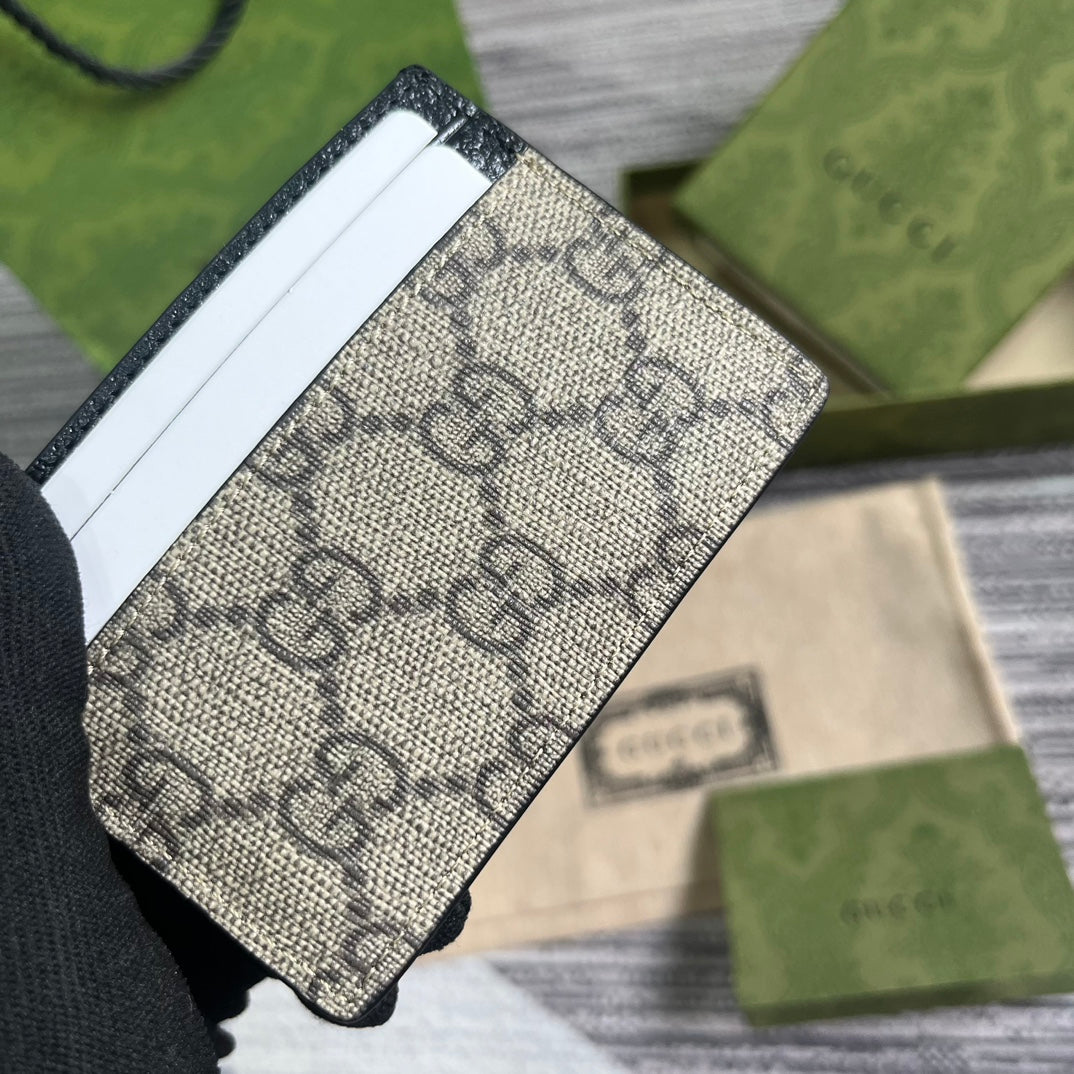 TARJETERO GG 11 CON DETALLE GG EN PIEL DE BECERRO MARRÓN BEIGE