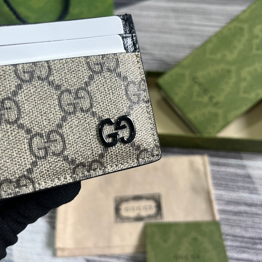 TARJETERO GG 11 CON DETALLE GG EN PIEL DE BECERRO MARRÓN BEIGE