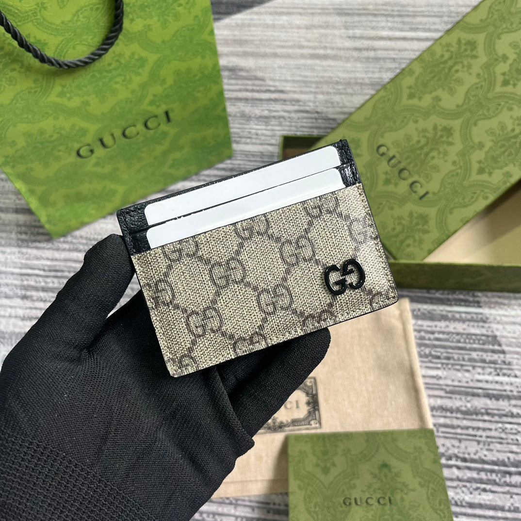 TARJETERO GG 11 CON DETALLE GG EN PIEL DE BECERRO MARRÓN BEIGE