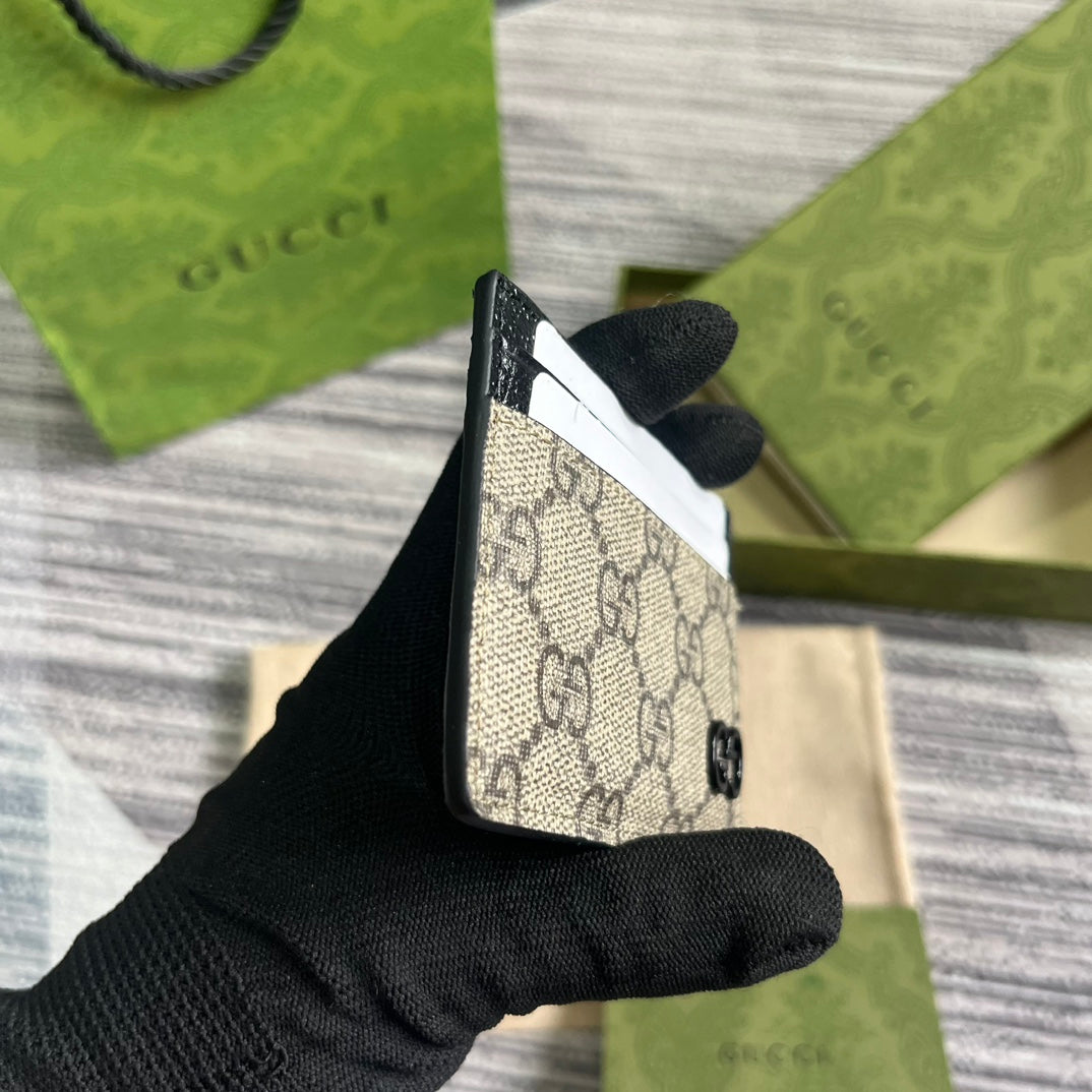 TARJETERO GG 11 CON DETALLE GG EN PIEL DE BECERRO MARRÓN BEIGE