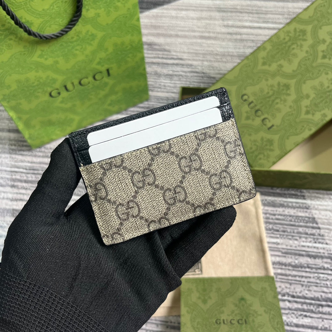TARJETERO GG 11 CON DETALLE GG EN PIEL DE BECERRO MARRÓN BEIGE