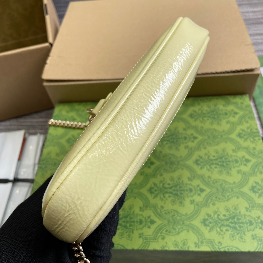 MINI BOLSO JACKIE NOTTE 19 EN PIEL DE BECERRO LACADA EN AMARILLO CLARO CON HERRAJES DORADOS