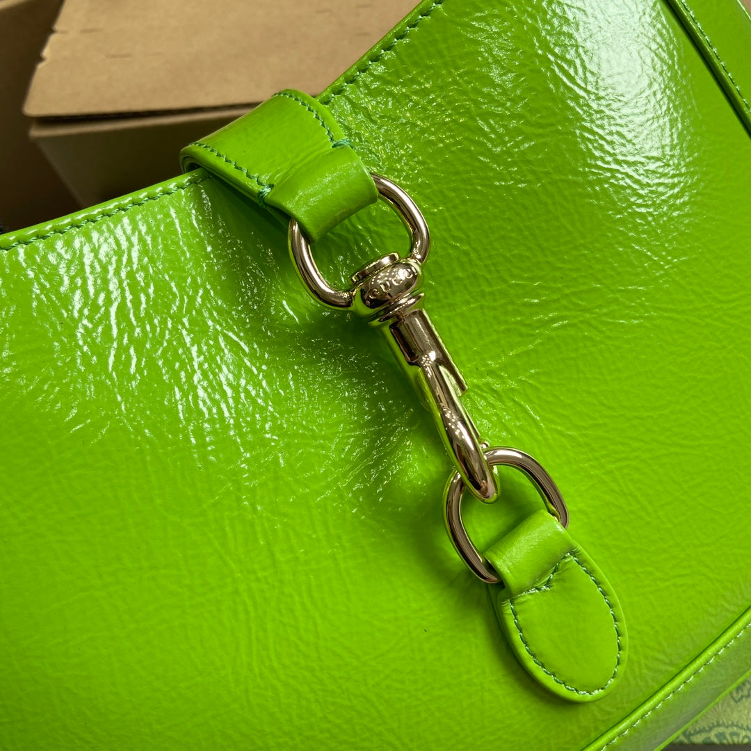 BOLSO DE HOMBRO PEQUEÑO JACKIE 27 EN PIEL DE BECERRO LACADA VERDE LIMA CON HERRAJES DORADOS