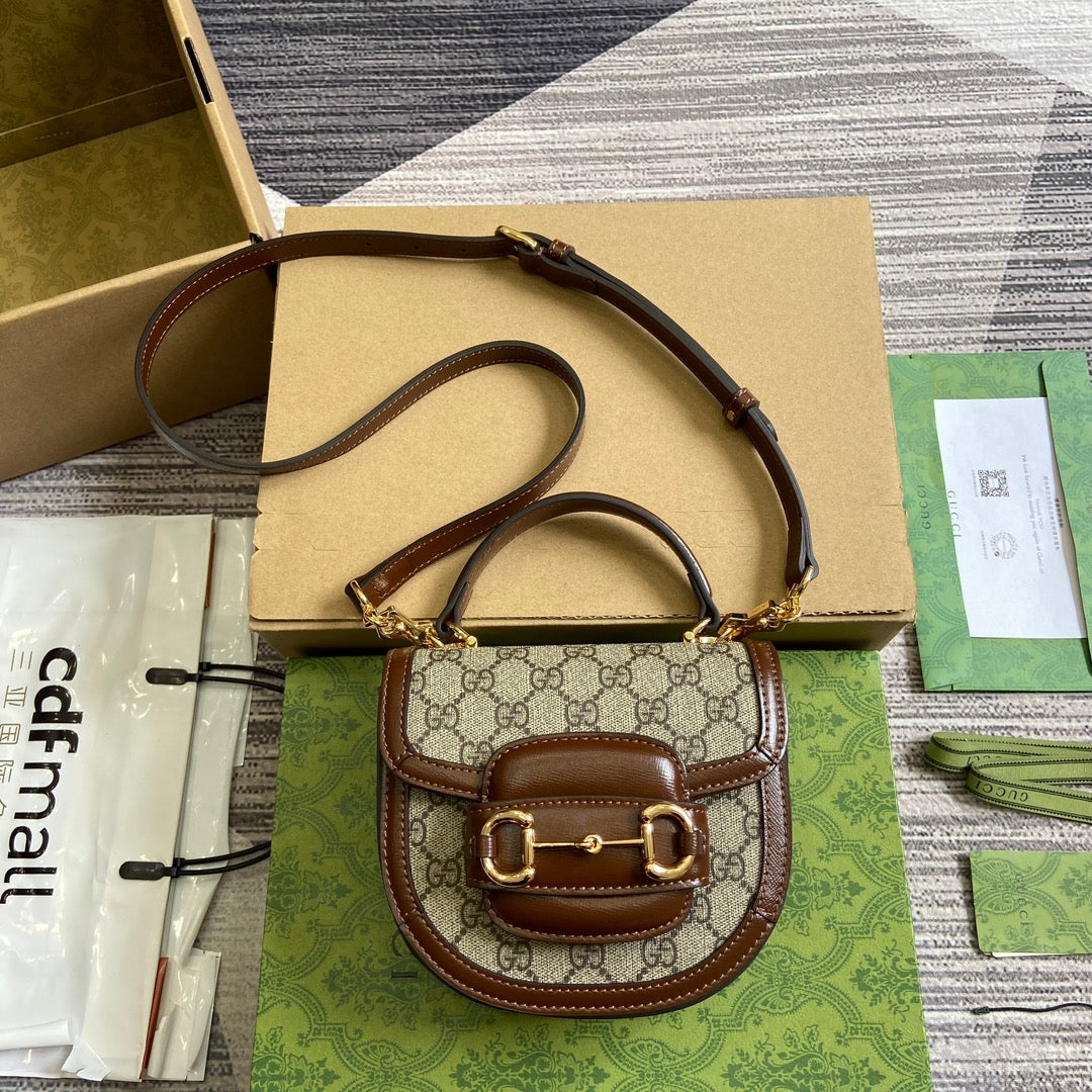BOLSO MINI CON ASA HORSEBIT 1955 DE 18" EN LONA BEIGE Y PIEL DE BECERRO MARRÓN CON HERRAJES DORADOS