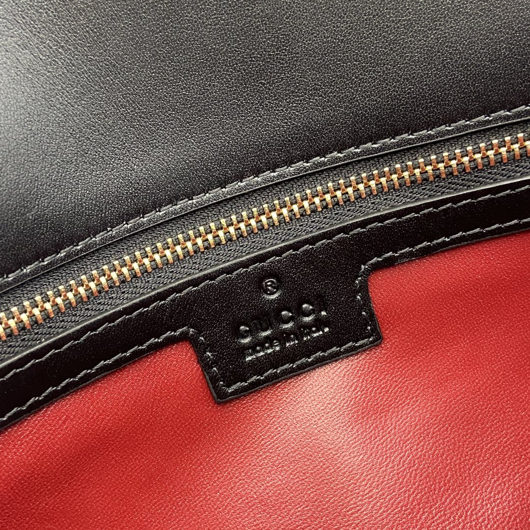 BOLSO PEQUEÑO MULTIBOLSILLOS MARMONT 25 EN PIEL DE BECERRO NEGRA CON HERRAJES DORADOS