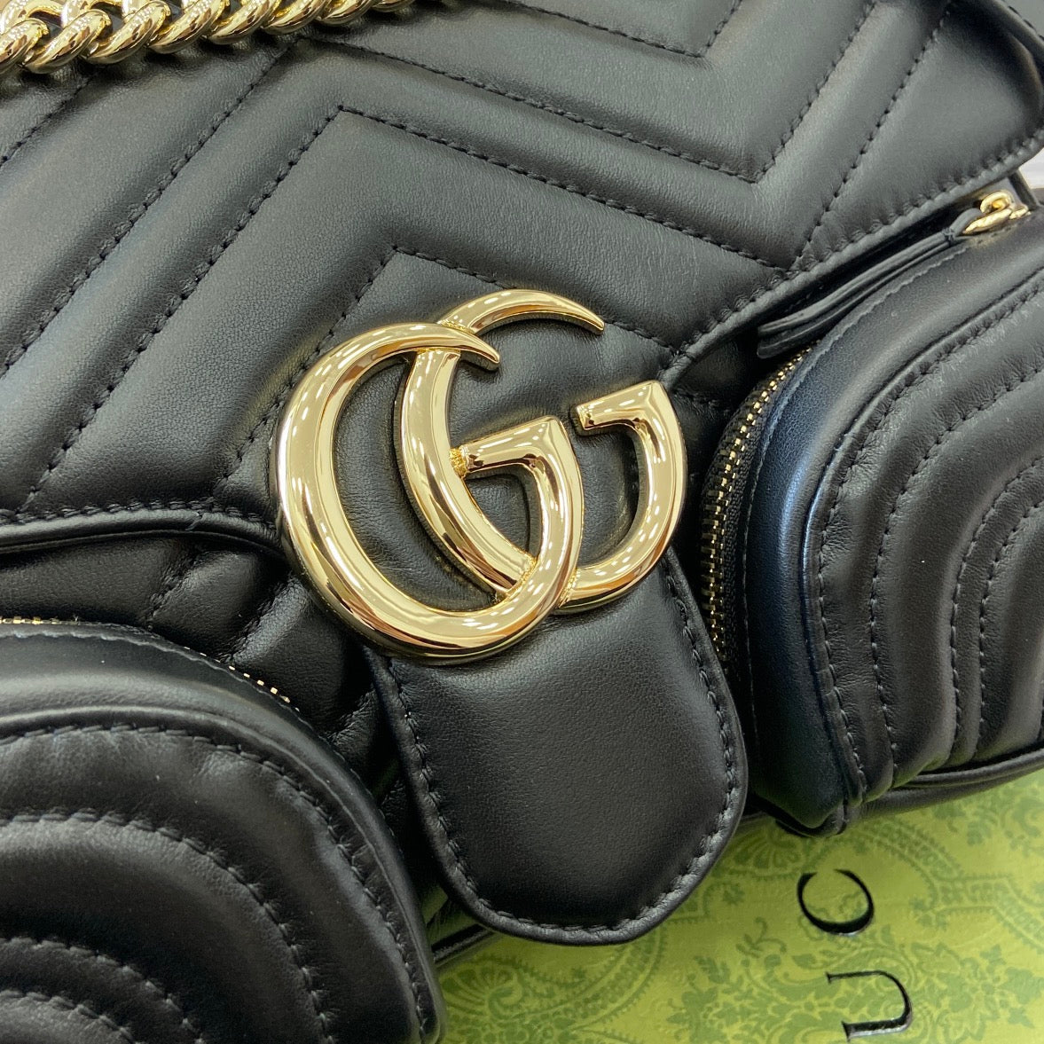 BOLSO PEQUEÑO MULTIBOLSILLOS MARMONT 25 EN PIEL DE BECERRO NEGRA CON HERRAJES DORADOS