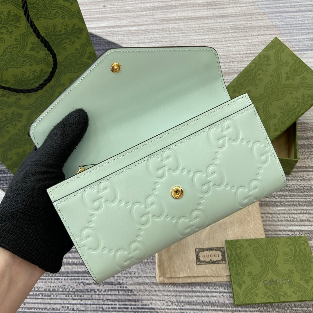 CARTERA CONTINENTAL 19 EN PIEL DE BECERRO REVESTIDA VERDE MENTA CON HERRAJES DORADOS