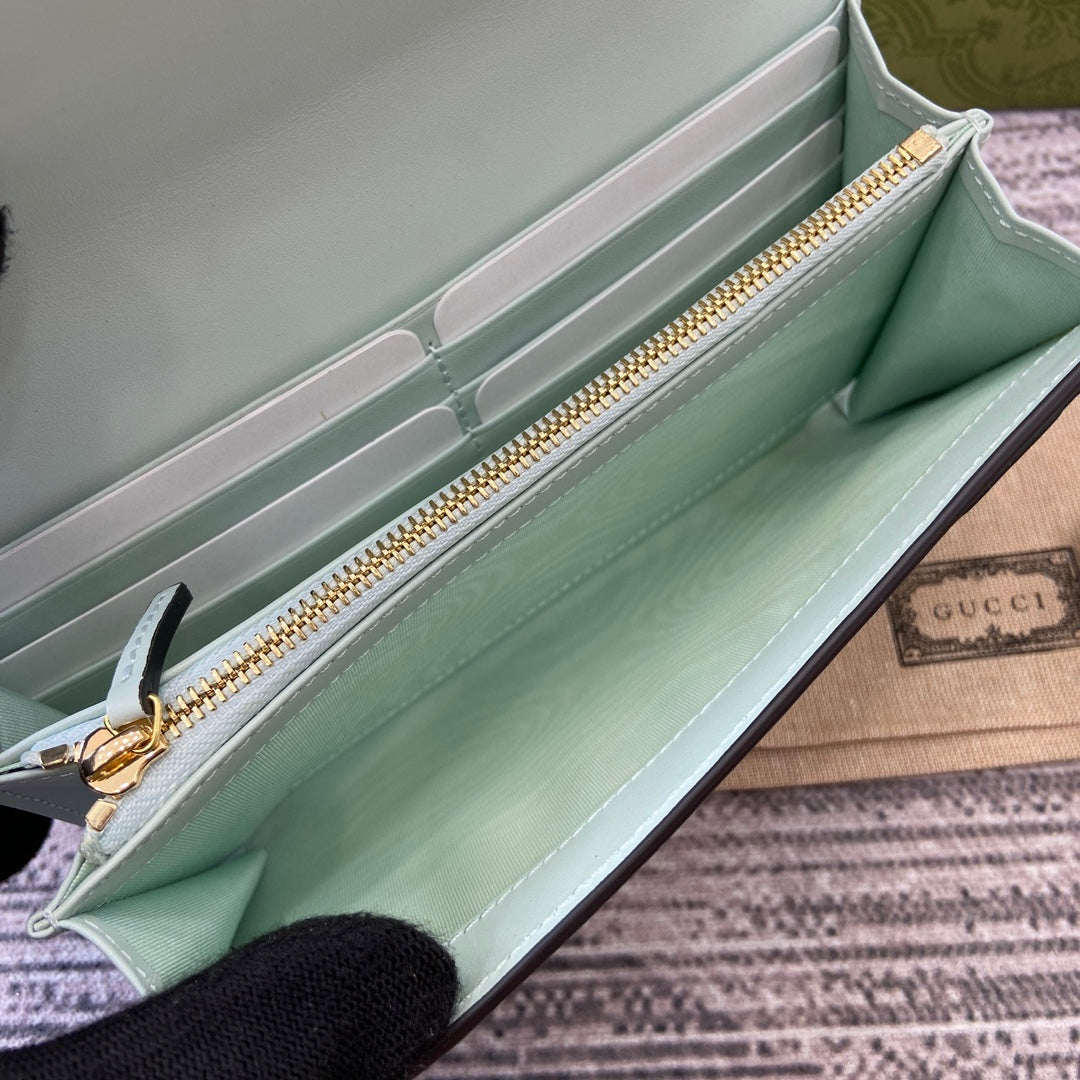 CARTERA CONTINENTAL 19 EN PIEL DE BECERRO REVESTIDA VERDE MENTA CON HERRAJES DORADOS