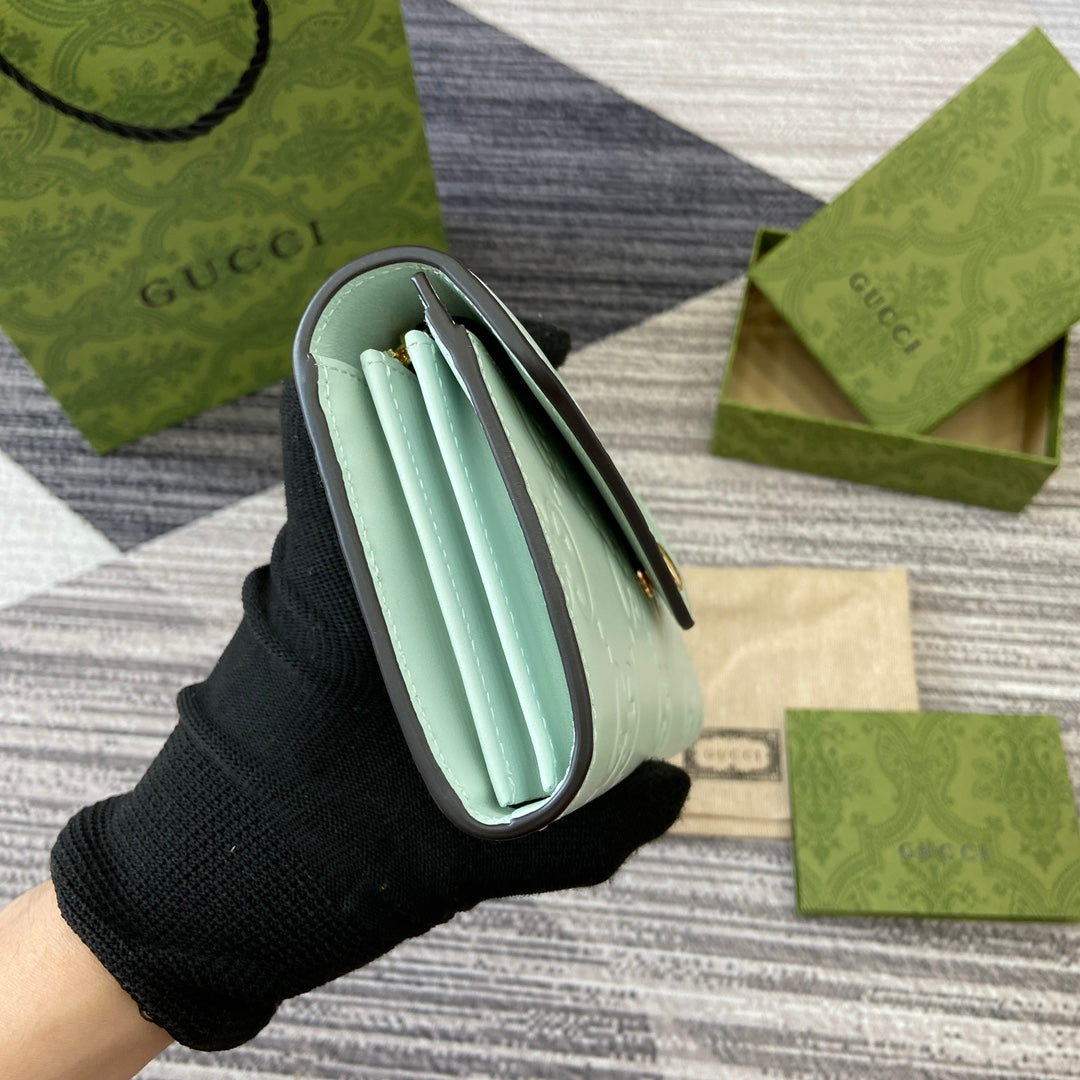 CARTERA CONTINENTAL 19 EN PIEL DE BECERRO REVESTIDA VERDE MENTA CON HERRAJES DORADOS
