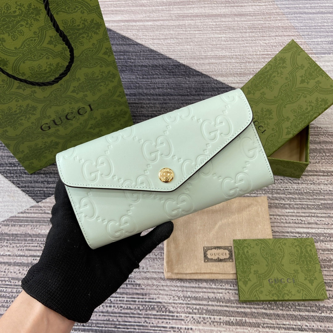 CARTERA CONTINENTAL 19 EN PIEL DE BECERRO REVESTIDA VERDE MENTA CON HERRAJES DORADOS