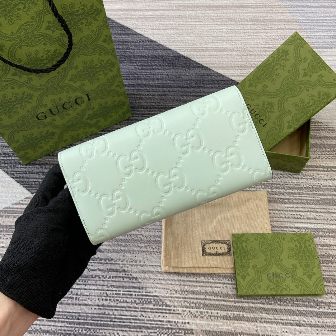 CARTERA CONTINENTAL 19 EN PIEL DE BECERRO REVESTIDA VERDE MENTA CON HERRAJES DORADOS