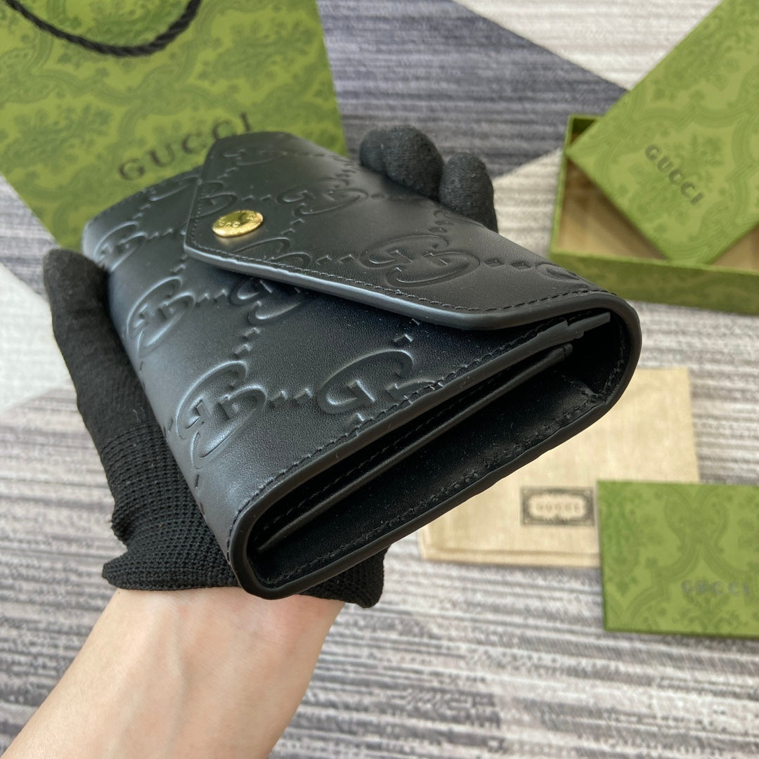 CARTERA CONTINENTAL 19 EN PIEL DE BECERRO REVESTIDA NEGRA CON HERRAJES DORADOS